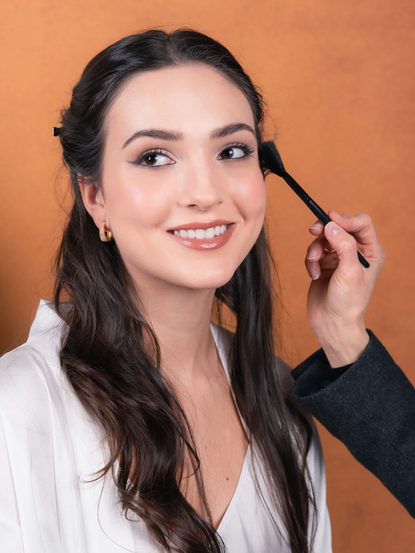 🤍 Every wedding day begins with this ritual💄🎀
A chair, a mirror, and the careful hands of the artist helping the bride step into the most important day of her life. 💞

Makeup artist &amp; hairstylist: @sarahbeauty_21 
Model: @daniela.ruscitti 
Br