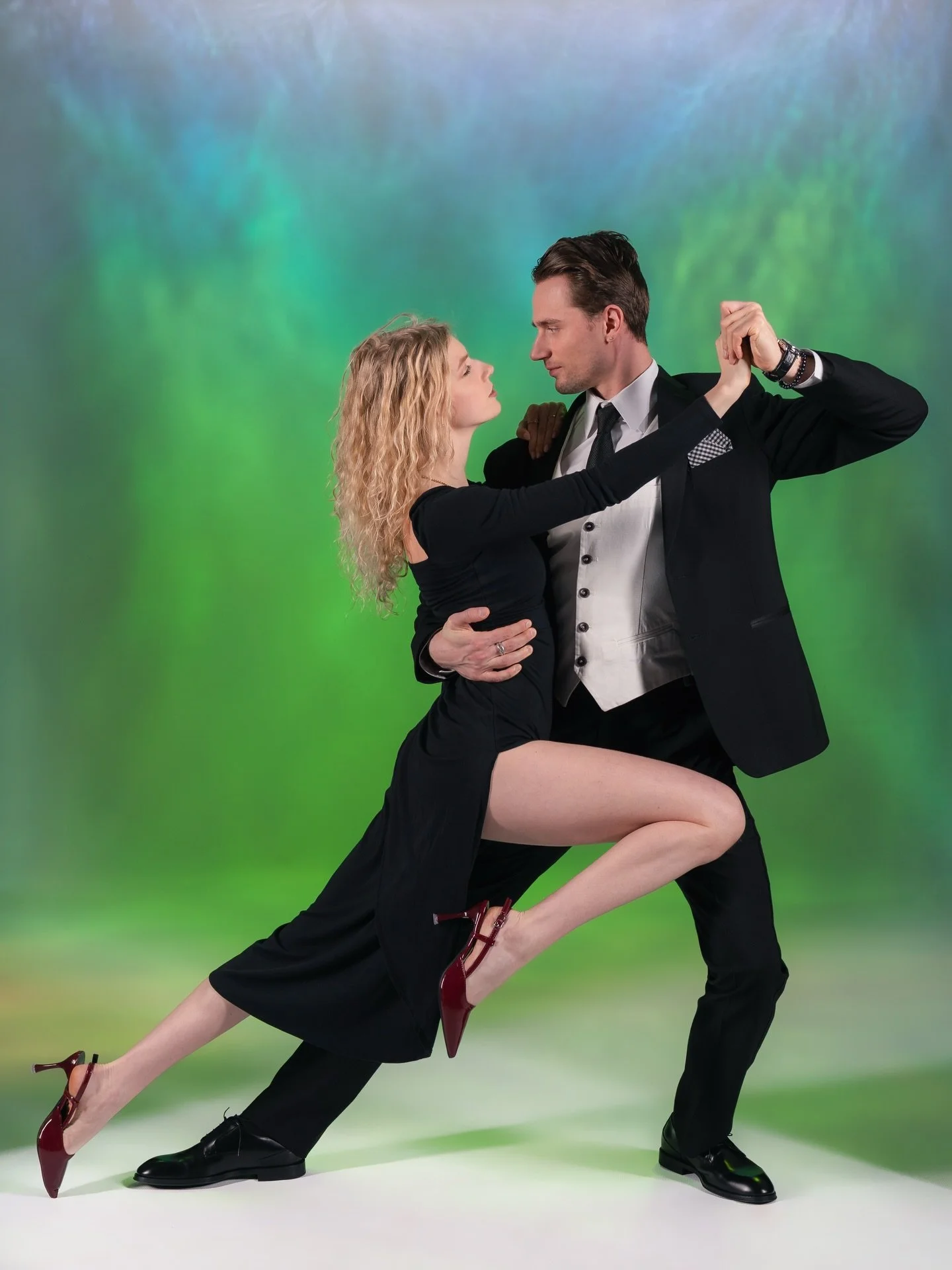 💫 Chasing the Northern Lights turned into creating them, and they made it feel real 💙💚✨

Couple: @nika.mk_ &amp; y.levchyk
Photographer &amp; creative director: @patriciaphotocom 
Setup inspo from @the803studios 
➡️ Swipe to the end for the BTS 💖