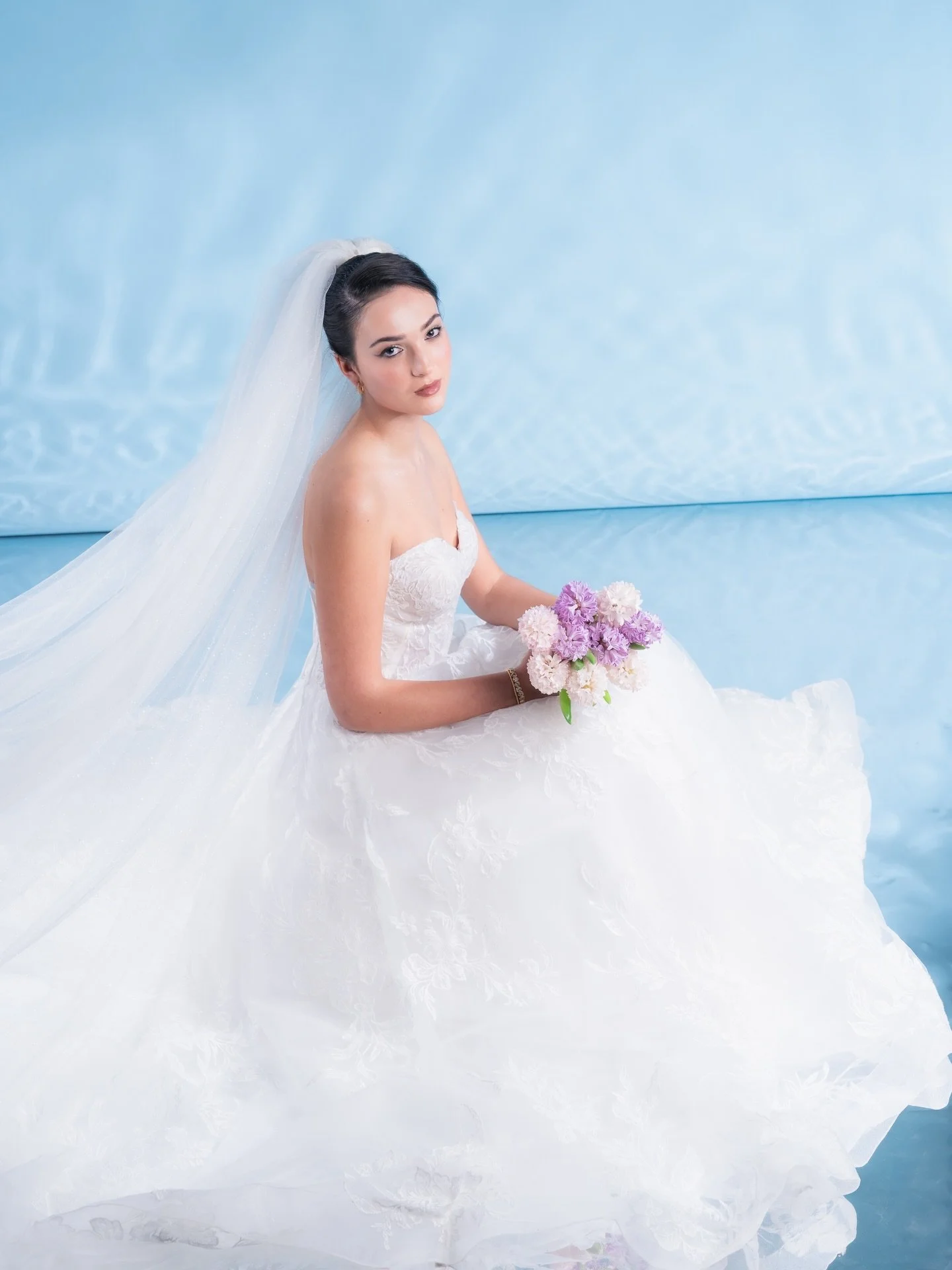 🩵 Some moments feel so right, you stop looking for anything more 👰🏻&zwj;♀️🦋

Makeup artist &amp; hairstylist: @sarahbeauty_21 
Model: @daniela.ruscitti 
Wedding dress &amp; veil: @isabelles_bridal 
Photographer &amp; creative director: @patriciap