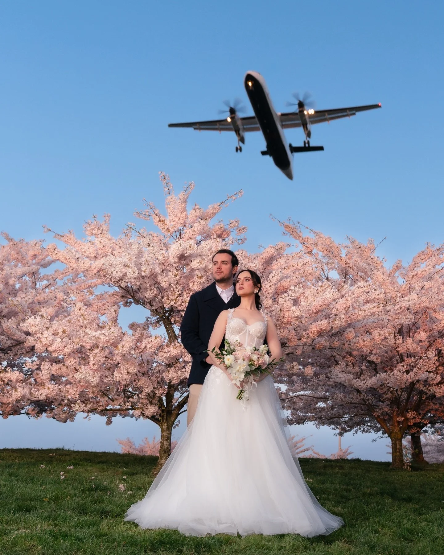 🌸 A reminder that love continues to be worth celebrating, again and again 💞

Dress &amp; earrings: @etherealbridalboutique 
Couple: @anajuliaveronka &amp; @ricardocvillela 
Make-up and hair: @glamupbymansha 
Flowers: @shopfullerflowers 
Hair access