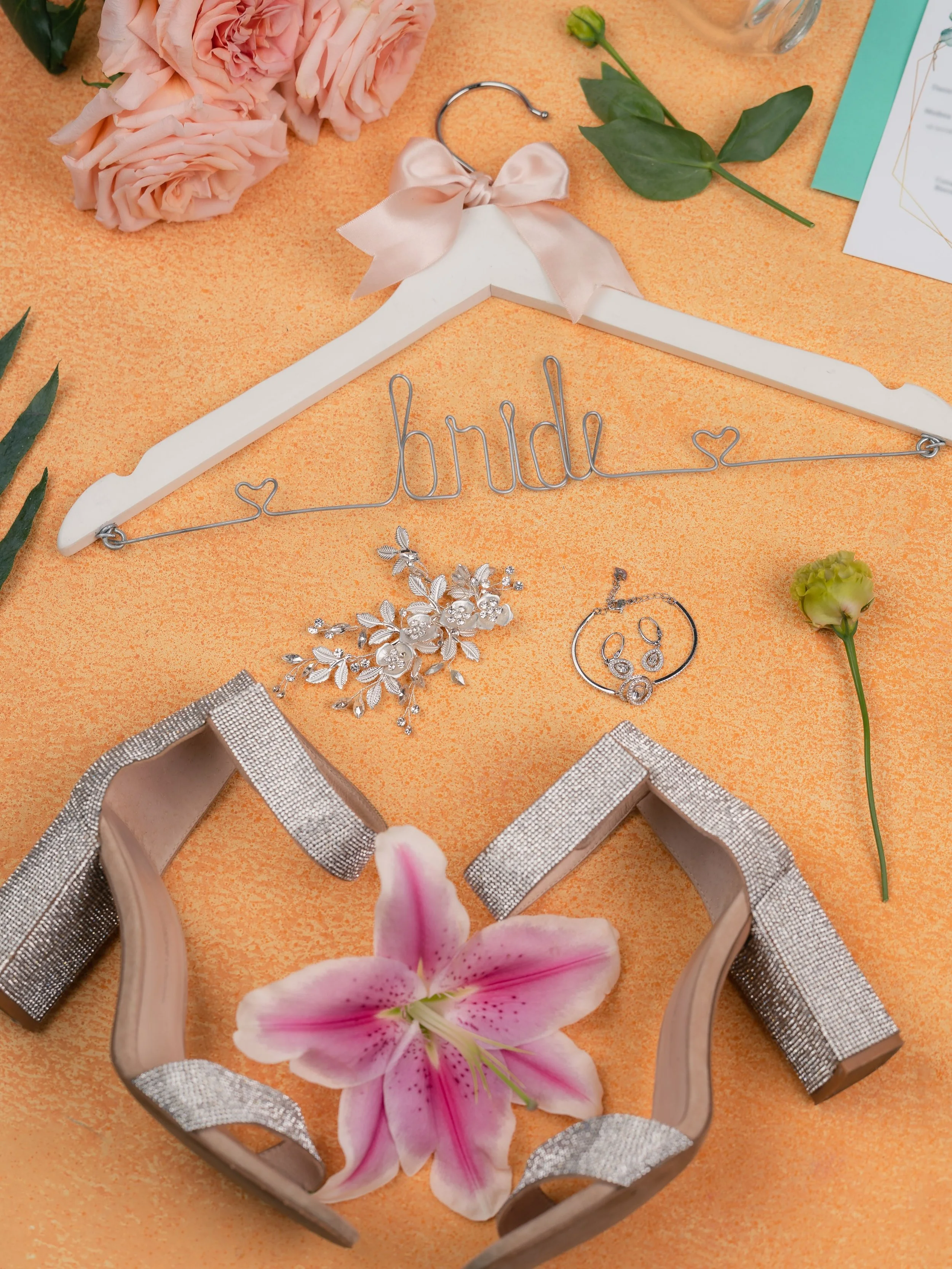 Her little details that quietly become part of the story 💞🌸👰🏻&zwj;♀️

Vancouver wedding photographer - Wedding photography Vancouver - Patricia Photo - patriciaphoto.com - Flat lay details