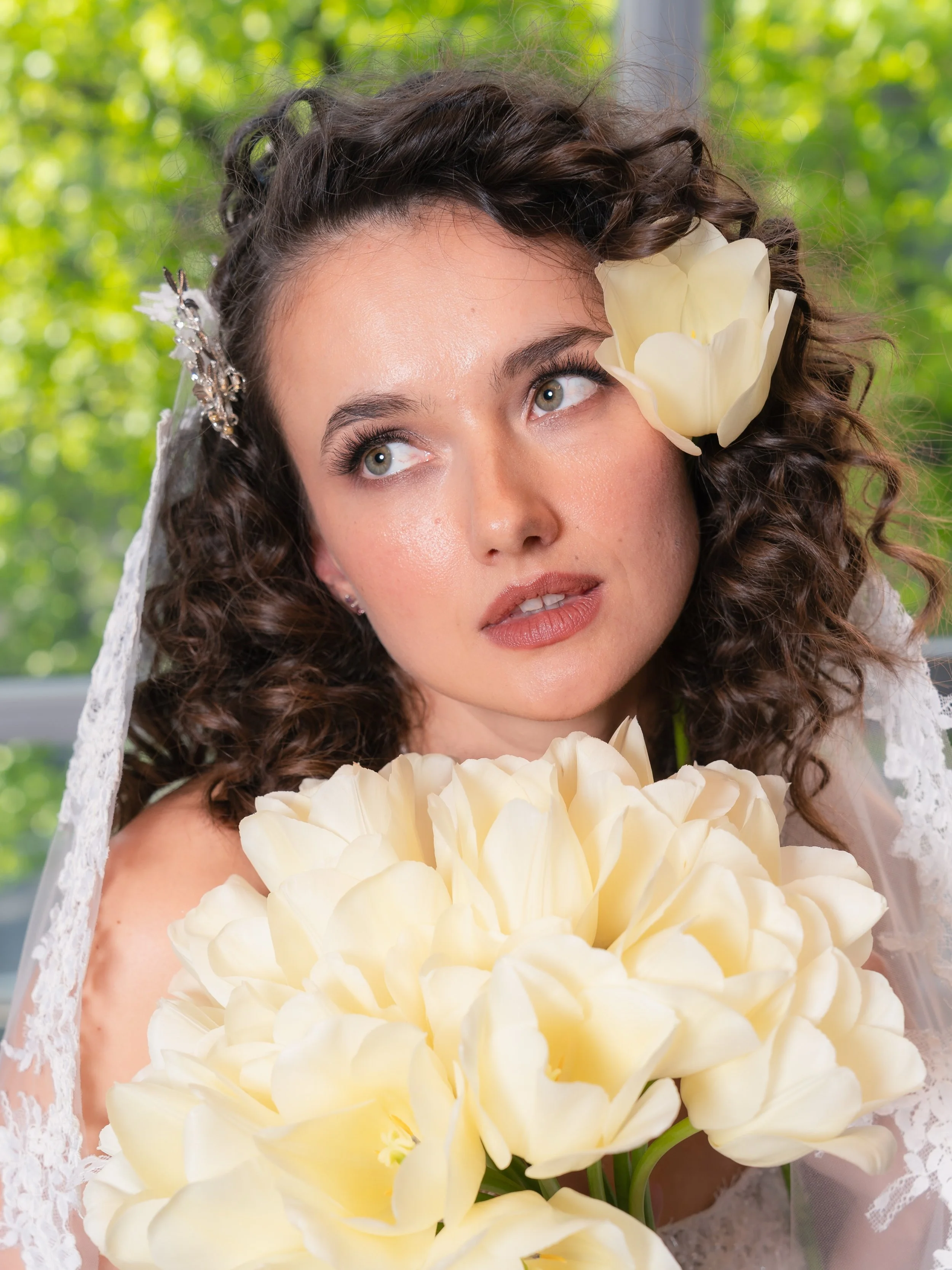 🌷 Among the tulips, @sheina.olya looked like a love story in bloom 👰🏻&zwj;♀️🤍

Model: @sheina.olya 
Makeup artist &amp; hairstylist: @sarahbeauty_21 
Dress &amp; veil: @novellebridalvancouver @novellebridal
Photographer &amp; flowers &amp; creati