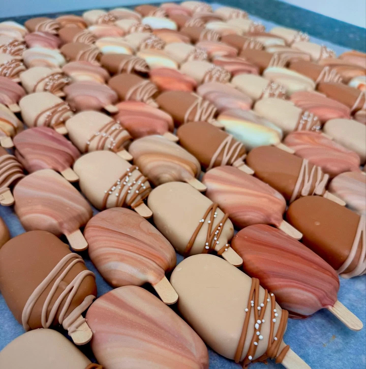 loving the neutrals 
.
.
#baker #cake #cakesicle #cakepops