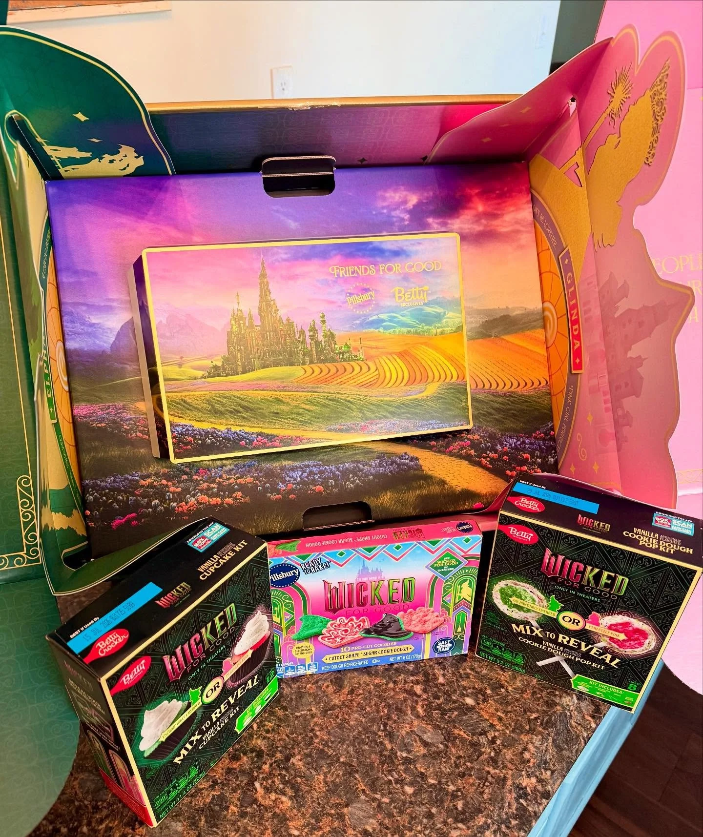 ahhhhhh special delivery🩷💚 we love a @bettycrocker x @pillsburybaking collab🎉 so excited for the @wickedmovie premier &amp; these delicious ways to celebrate! 
.
.
#baker #cake #wickedforgood