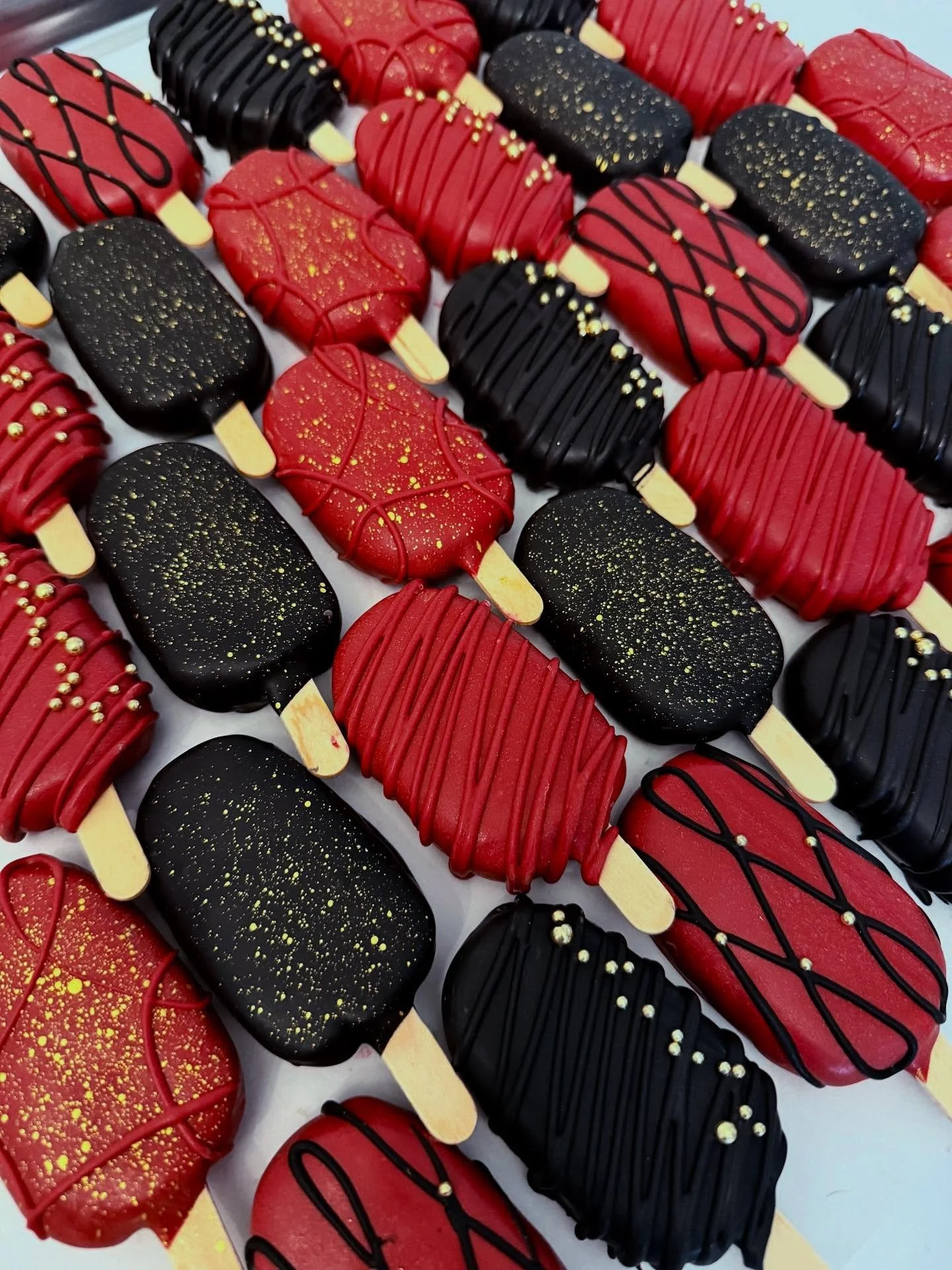 black red &amp; gold ✨
.
.
#baker #cake #cakepops #cakesicles