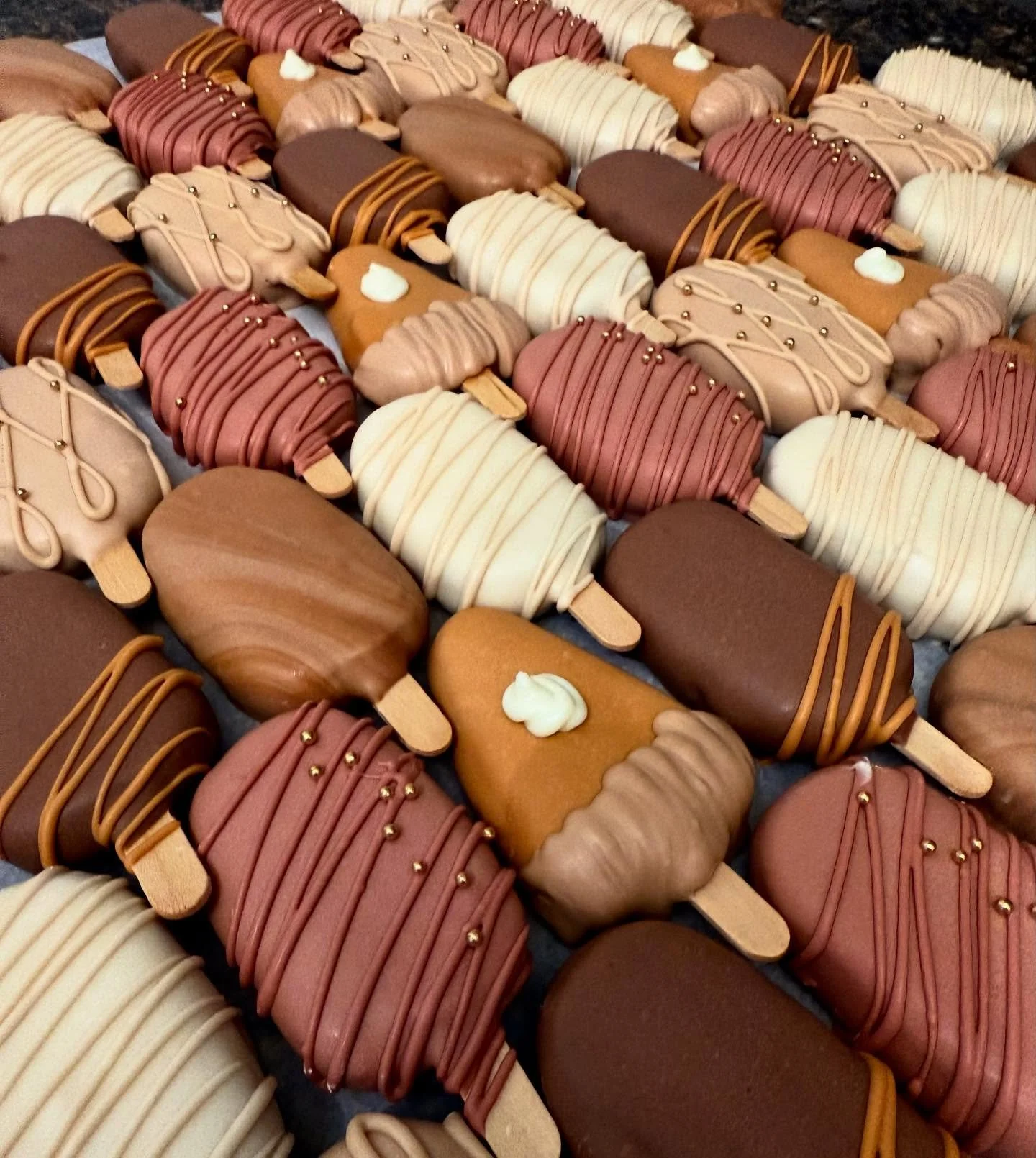 I said I was taking Thanksgiving off but I couldn&rsquo;t resist this order - I love when I&rsquo;m given a loose theme &amp; am able to put my own creative simple spin on it 
.
.
#baker #cake #cakepops #cakesicles