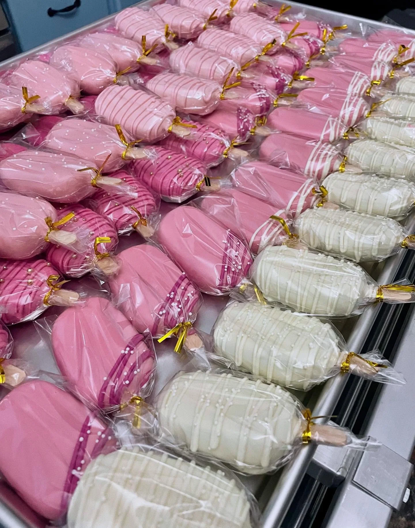 This photo came up on my memories &amp; it&rsquo;s bright and beautiful and reminds me of fun &amp; warmer months 
.
.
#baker #cake #cakepops