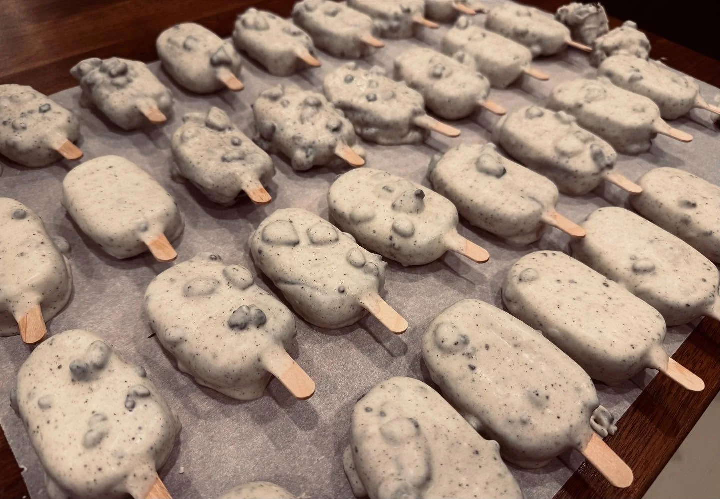 getting back to my groove in the new house with some pops for Mrs. Muffins vet! We thought cookies n cream was the perfect way to say thanks 
.
.
#baker #cake #cakepops #cakesicles