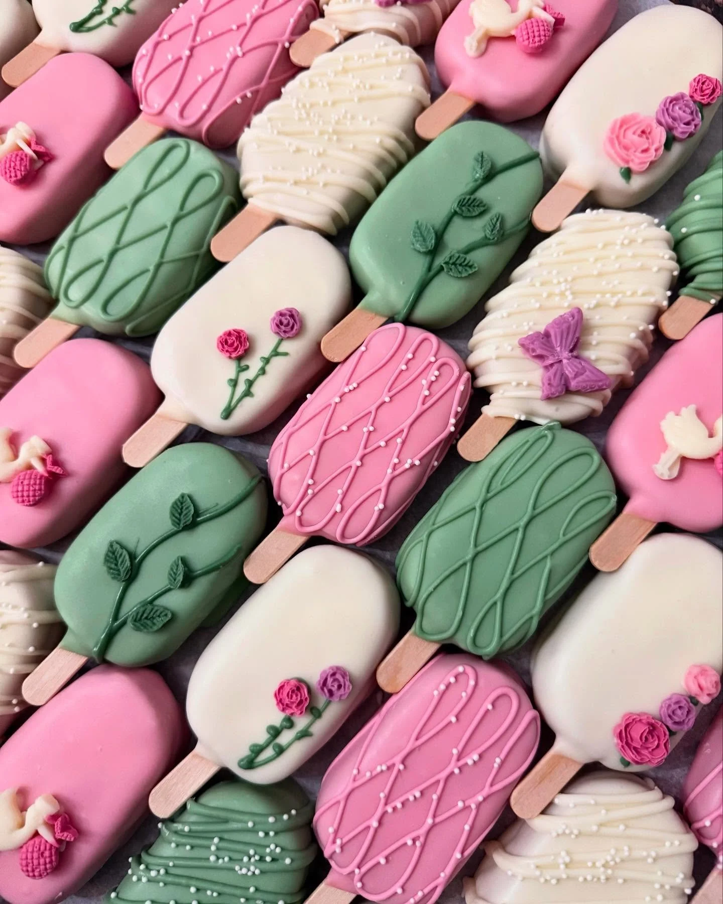 now booking spring 2026🌱🌷link in bio for local orders 
.
.
#baker #cake #cakepops #cakesicles #babyshowerdesserts #babyshowercake