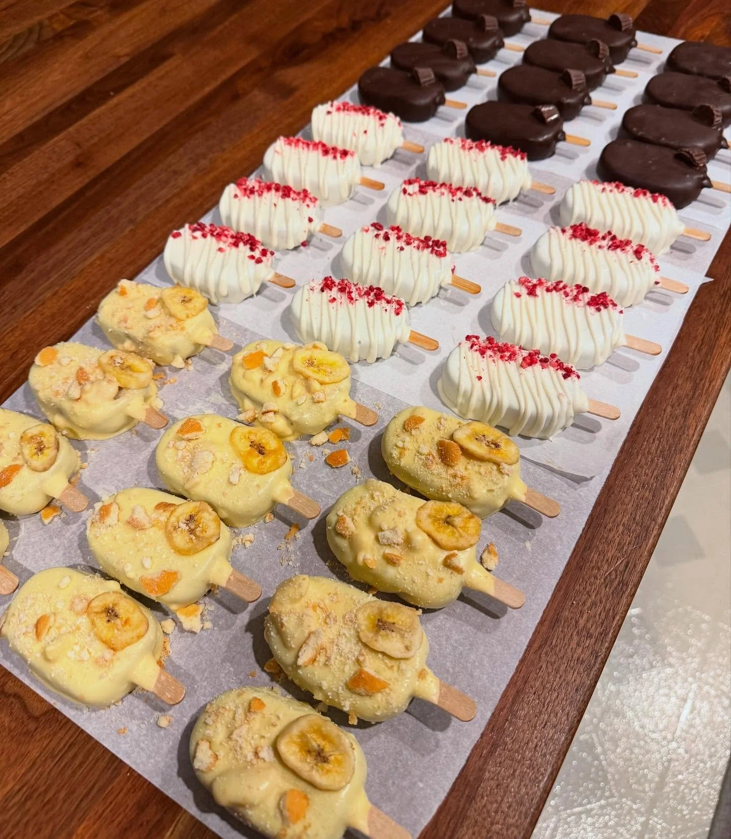 APRIL POP PAL RECIPES: banana pudding, white chocolate razz &amp; moose tracks😍 join my monthly recipe sub, link in bio!
.
.
#recipe #baker #cake