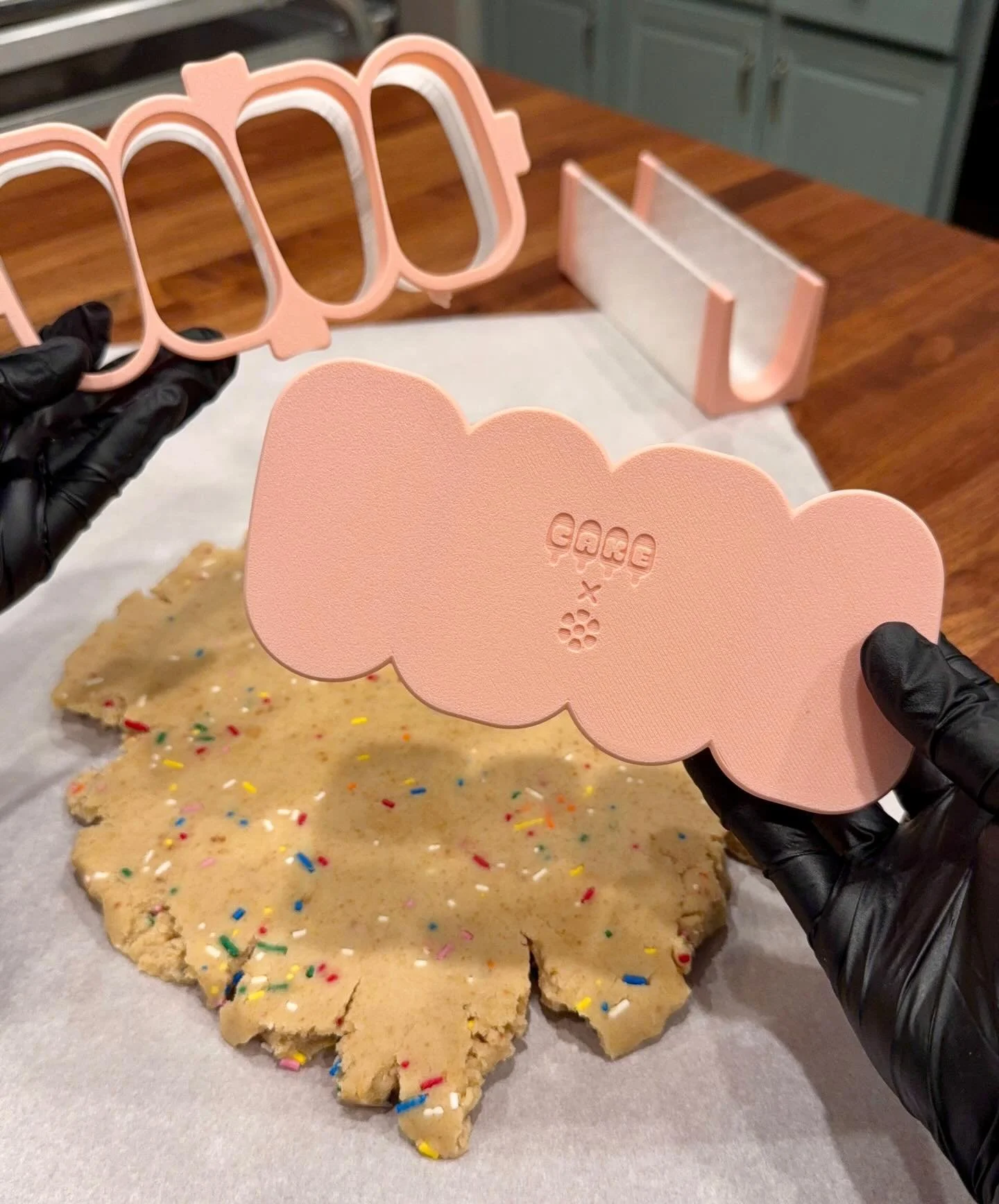 MULTI-POPPER GIVEAWAY🎉🎉 Daisy Makes and I are teaming up to give away one cakesicle multi-popper &amp; tray with a BONUS Cake by Kaity tote bag!!! 
TO ENTER: (you must do all three): follow both @daisymakes_innovations &amp; myself, tag a pal below