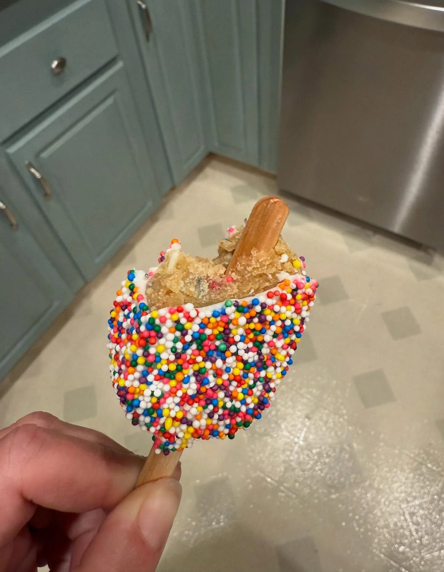 late night snack 
.
.
#baker #cake #cakepops #cakesicles