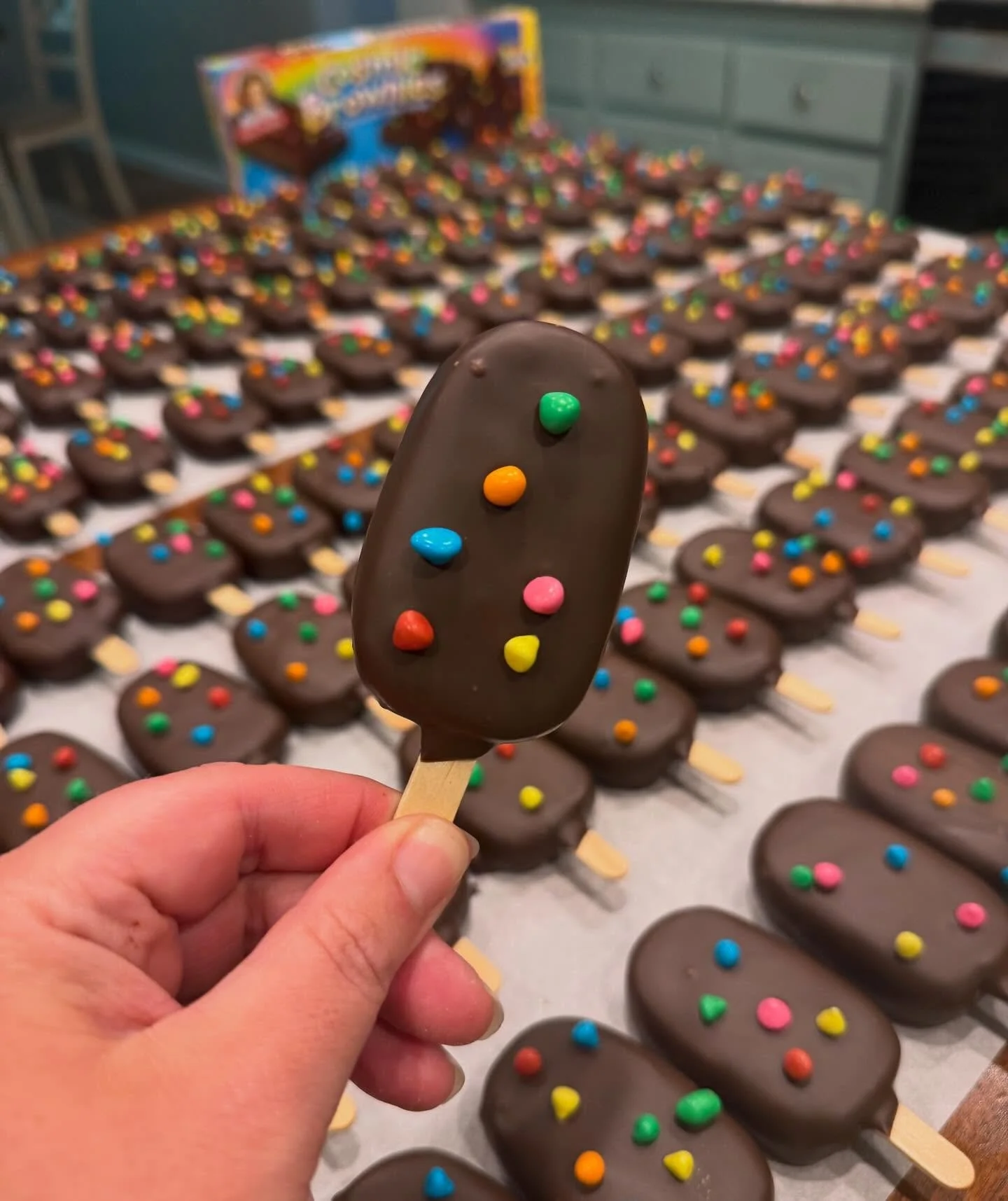 COSMIC BROWNIE POPS🎉 available this Thursday at Sounds &amp; Sights🩷 Look for our pink trailer outside of @uglydogdistillery at 6:30pm!! We will also have funfetti, Reese&rsquo;s pieces and two other amazing flavors!! 
.
.
#baker #cake #cakepops #c