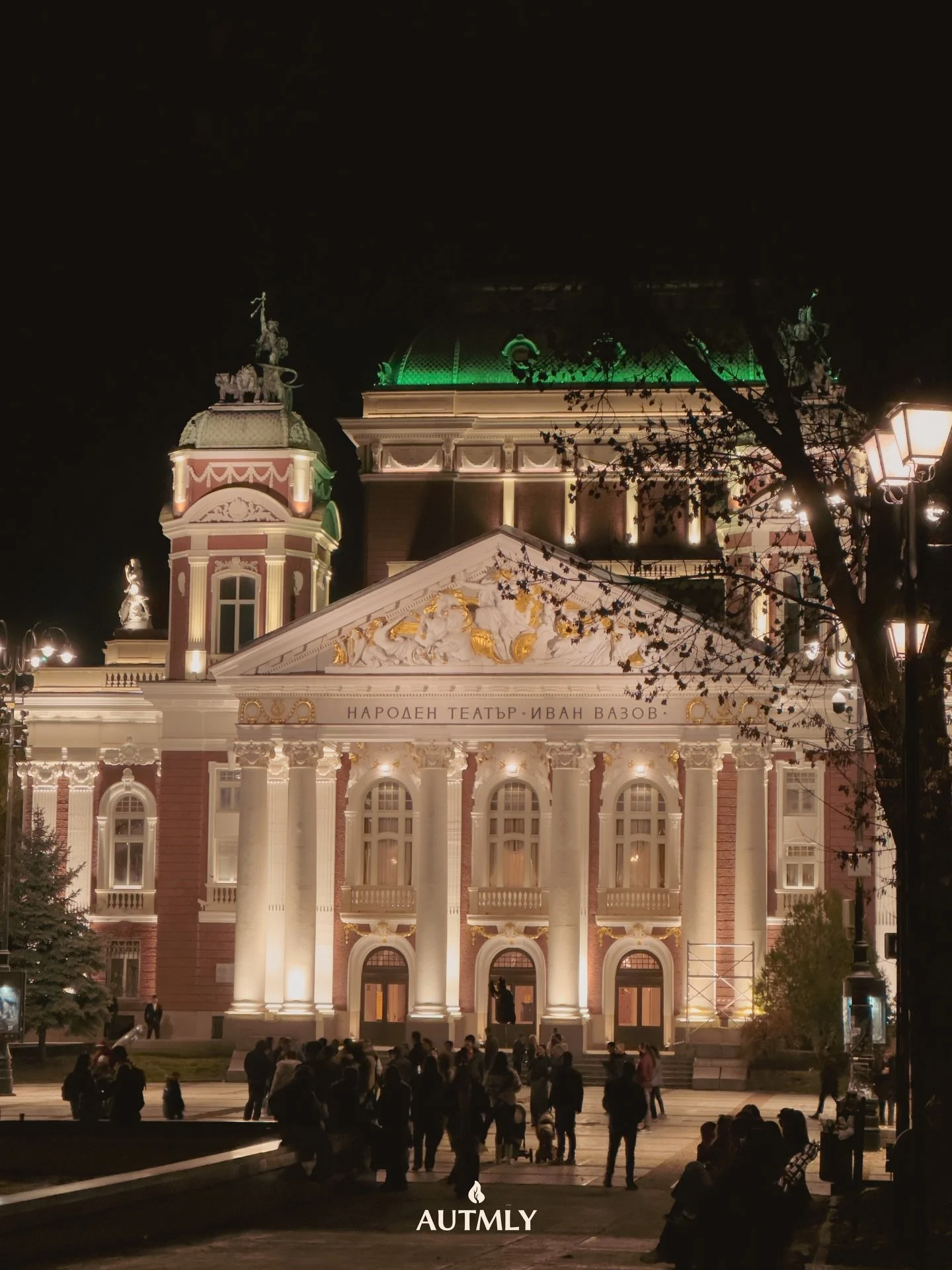 Exploring the city at night ✨🌃

#citylights #latenightwalks #oldarchitecture #exploreyourcity