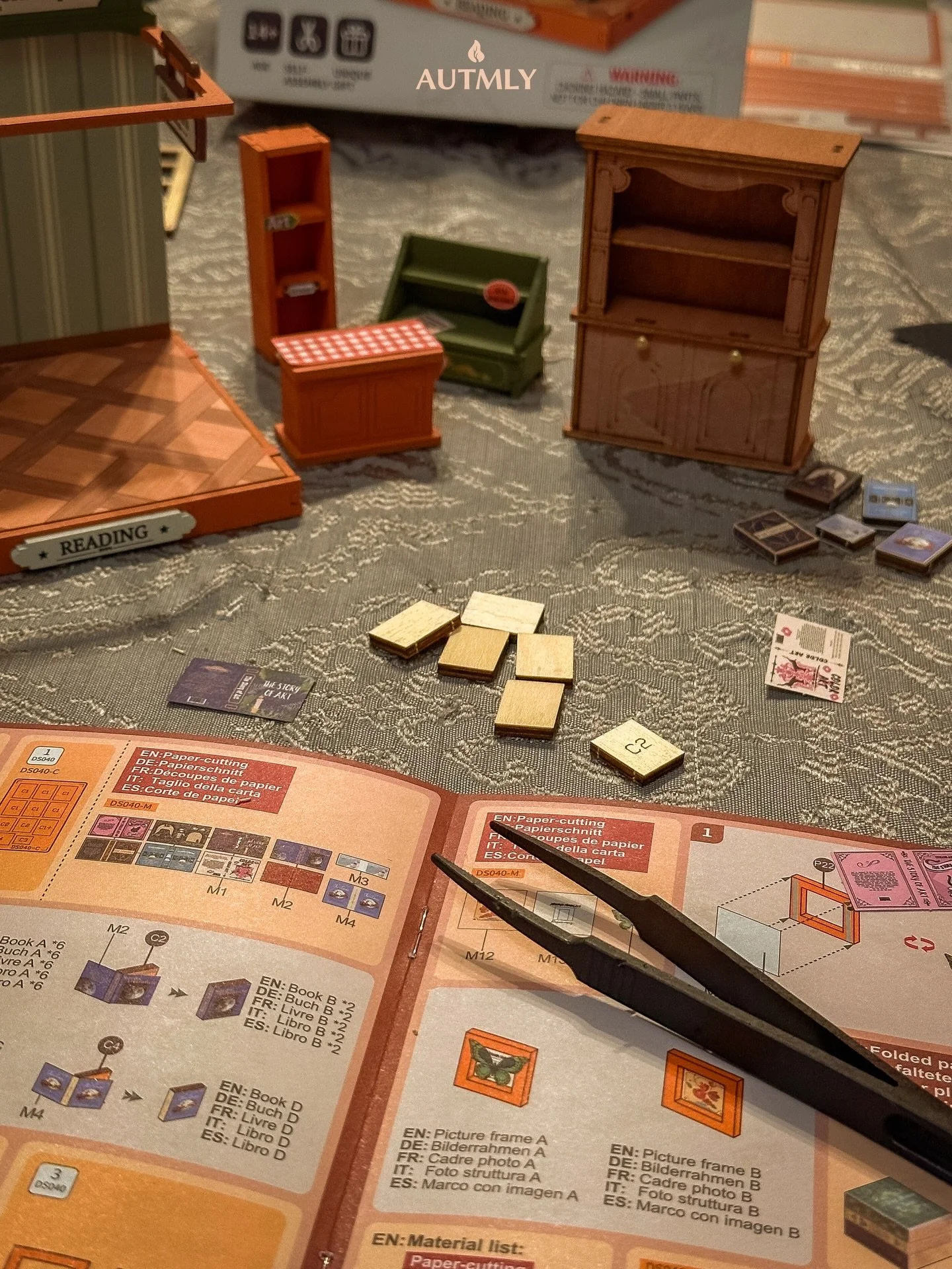 Starting the week with a cozy hobby 🍃

#cozyv&iacute;bes #cozyhobbies #slowliving #mindfulmoments #calmspaces #gentlemornings #miniaturebookshop #miniaturesofinstagram #dollhouseminiatures #miniaturecraft #cozycrafting #craftylife #diycrafts #monday