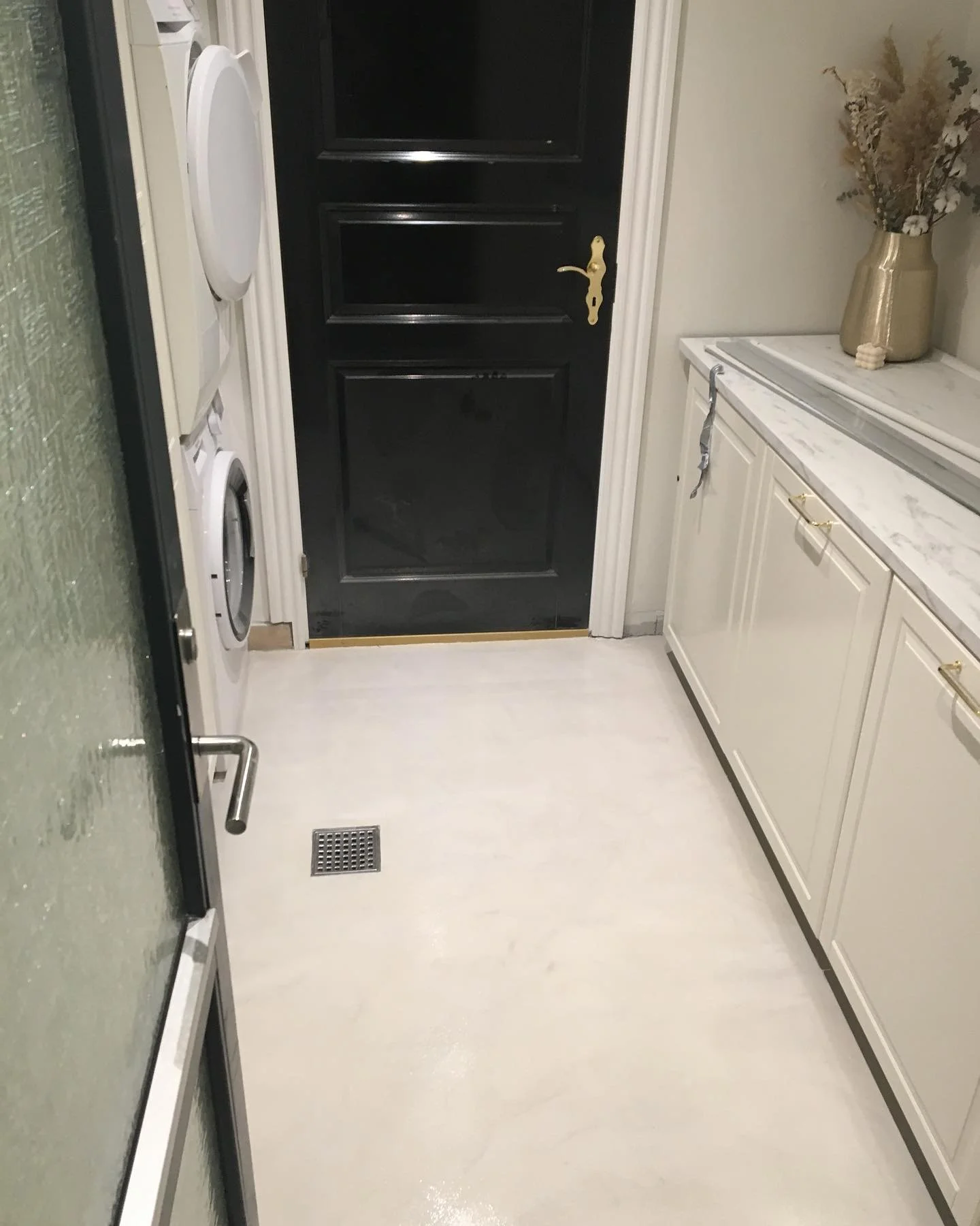 Tr&aelig;nger dit bryggers ogs&aring; til nyt liv. S&aring; kan microcement kan klart anbefales ✌️