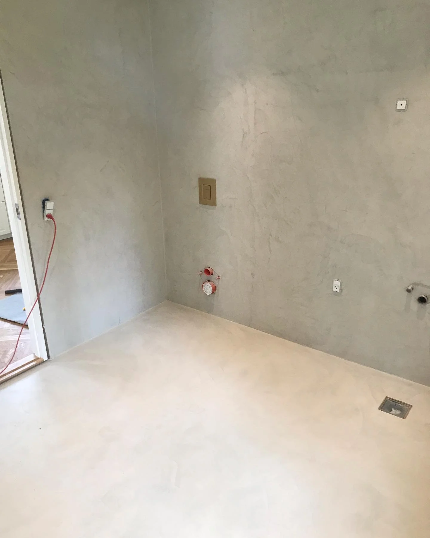 Vil du have microcement p&aring; alle v&aelig;gge og gulv, s&aring; synes vi dette er et rigtig flot bud p&aring; l&oslash;sningen. 

Husk vi udf&oslash;rer opgaver i hele Danmark. S&aring; ring p&aring; 52754386 for et uforpligtende tilbud 😎