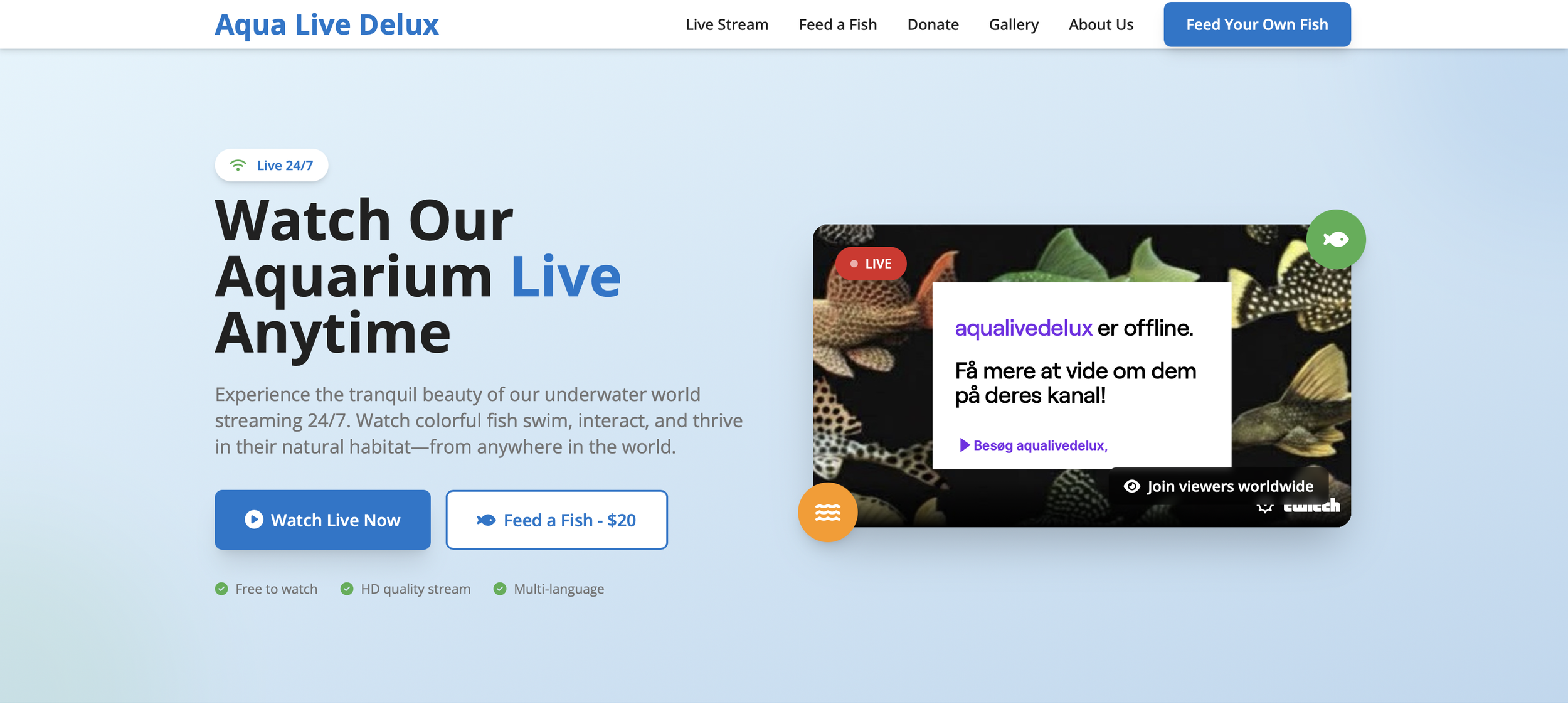 Websiden for Aqua Live Delux viser en luftblå baggrund med overskriften 'Watch Our Aquarium Live Anytime' og knapper til at se live eller fodre fisk. Der er en chatboks med tekst på dansk, der informerer om, at 'aqualivedelux er offline' og opfordrer til at få mere at vide på deres kanal.