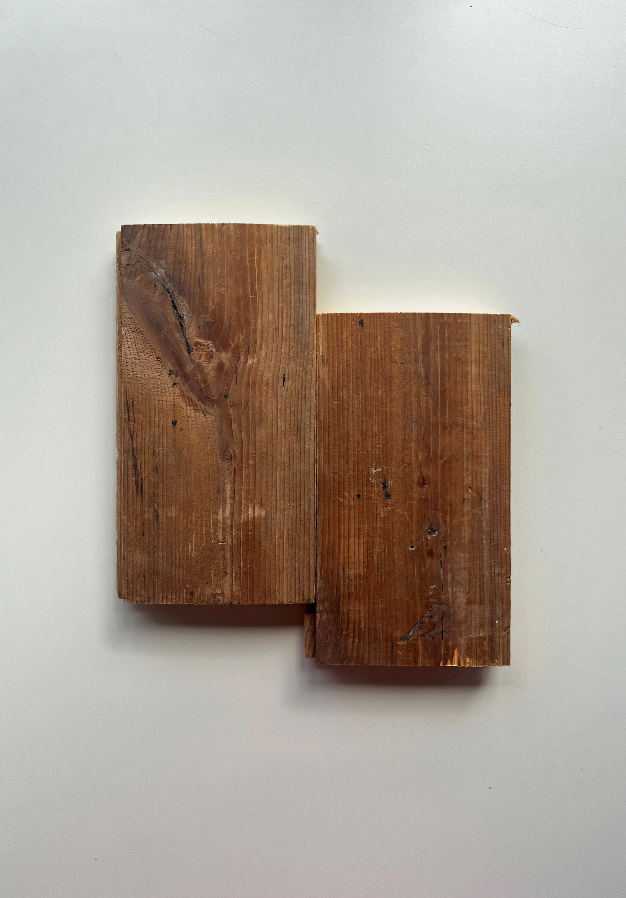 Twee houten planken, oud dakbeschot, om hergebruikt te worden, op een witte achtergrond