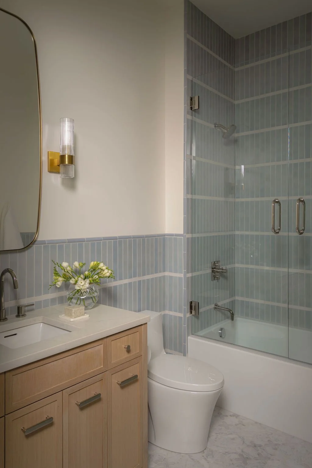 lake-oswego-lakeview-home-guest-en-suite-bathroom-white-grout-joint.jpg
