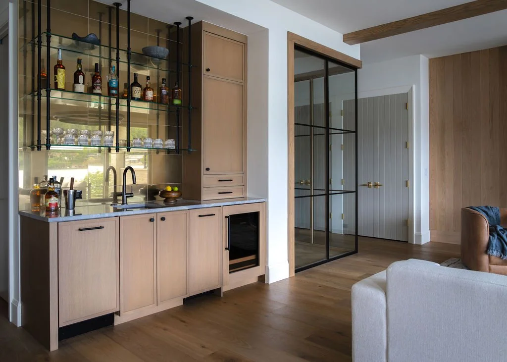 lake-oswego-lakeview-home-family-room-mirrored-backsplash.jpg