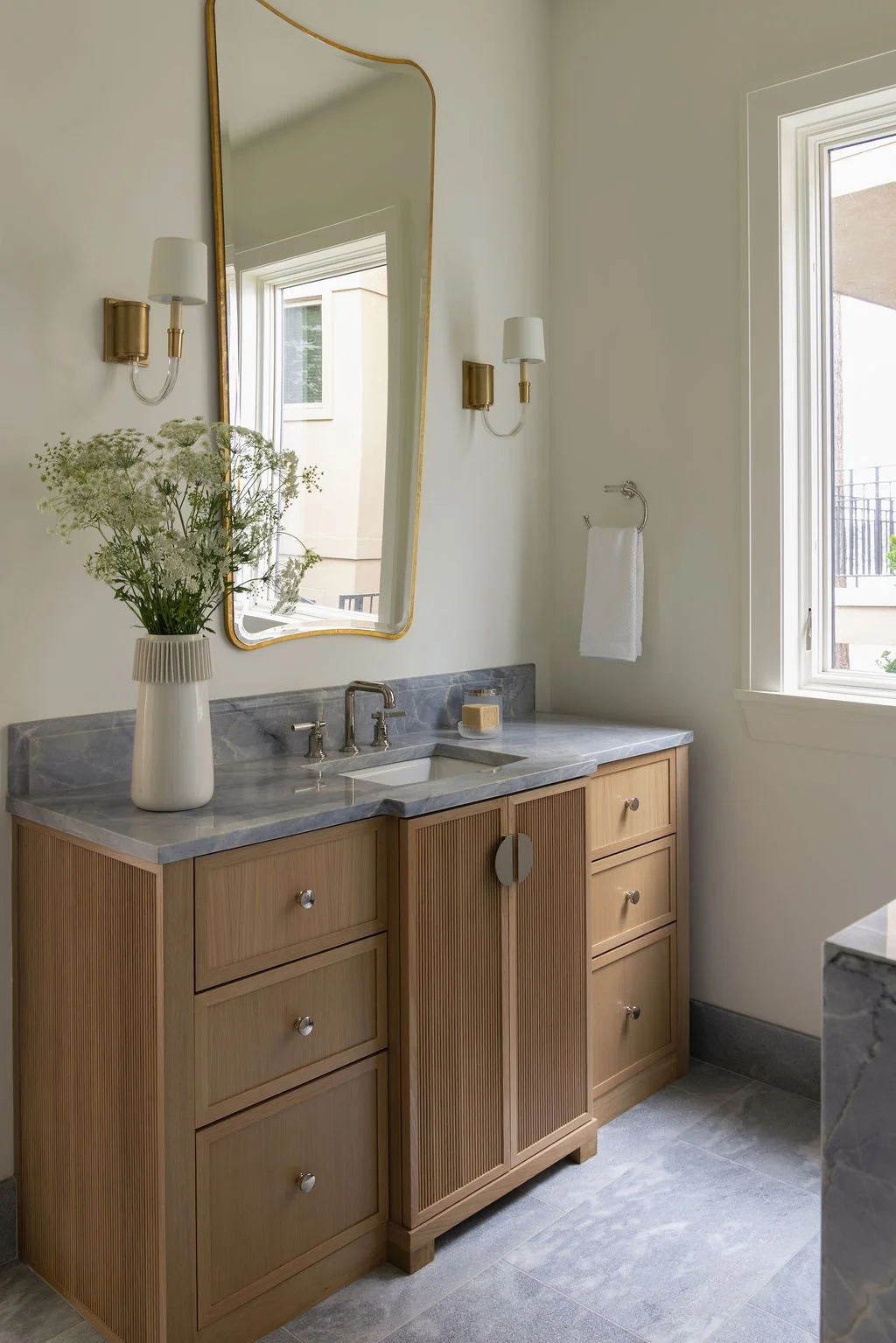 lake-oswego-lakeview-home-primary-bathroom-reeded-vanity.jpg