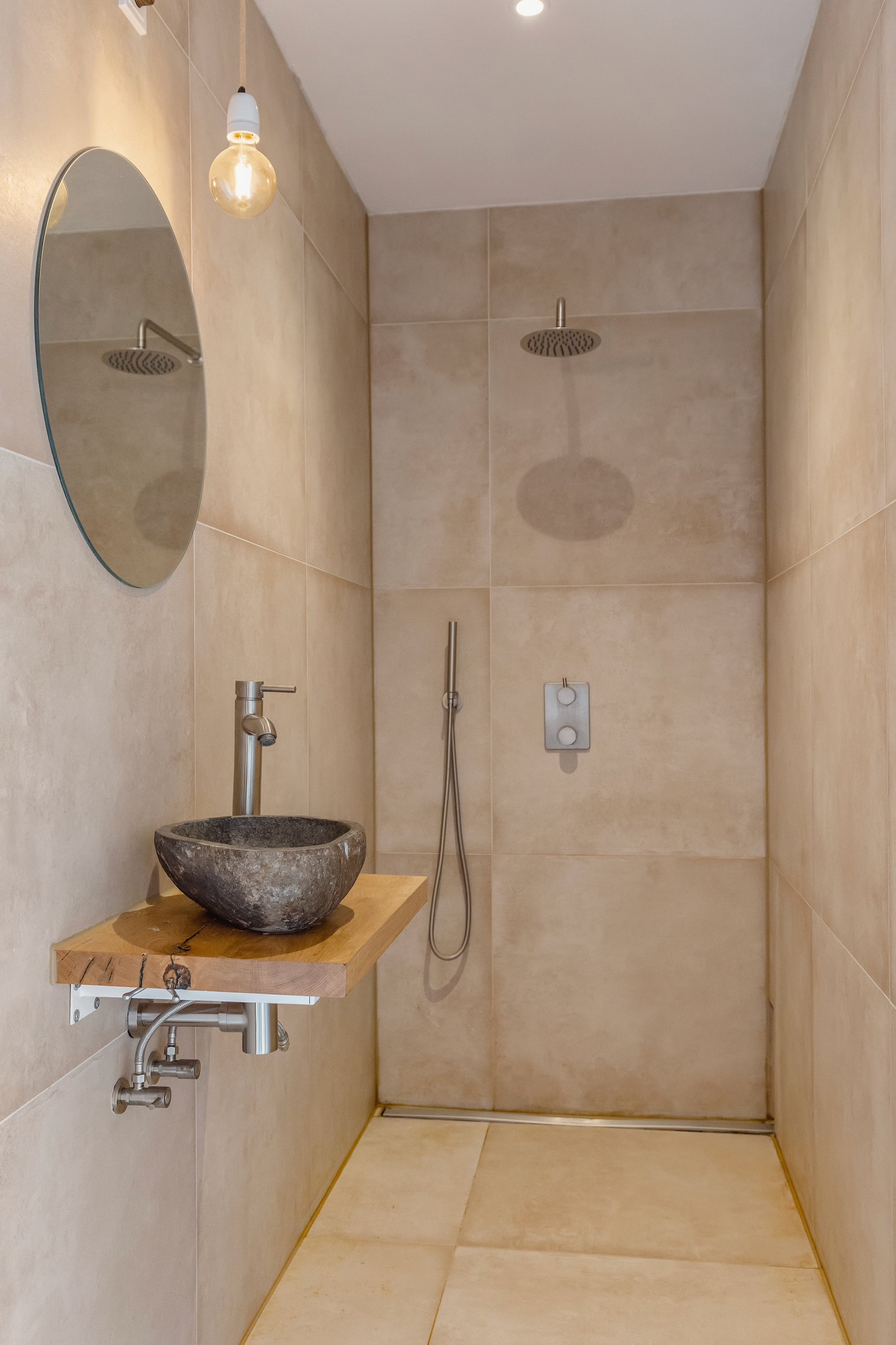 land van yemaya - shower.jpeg