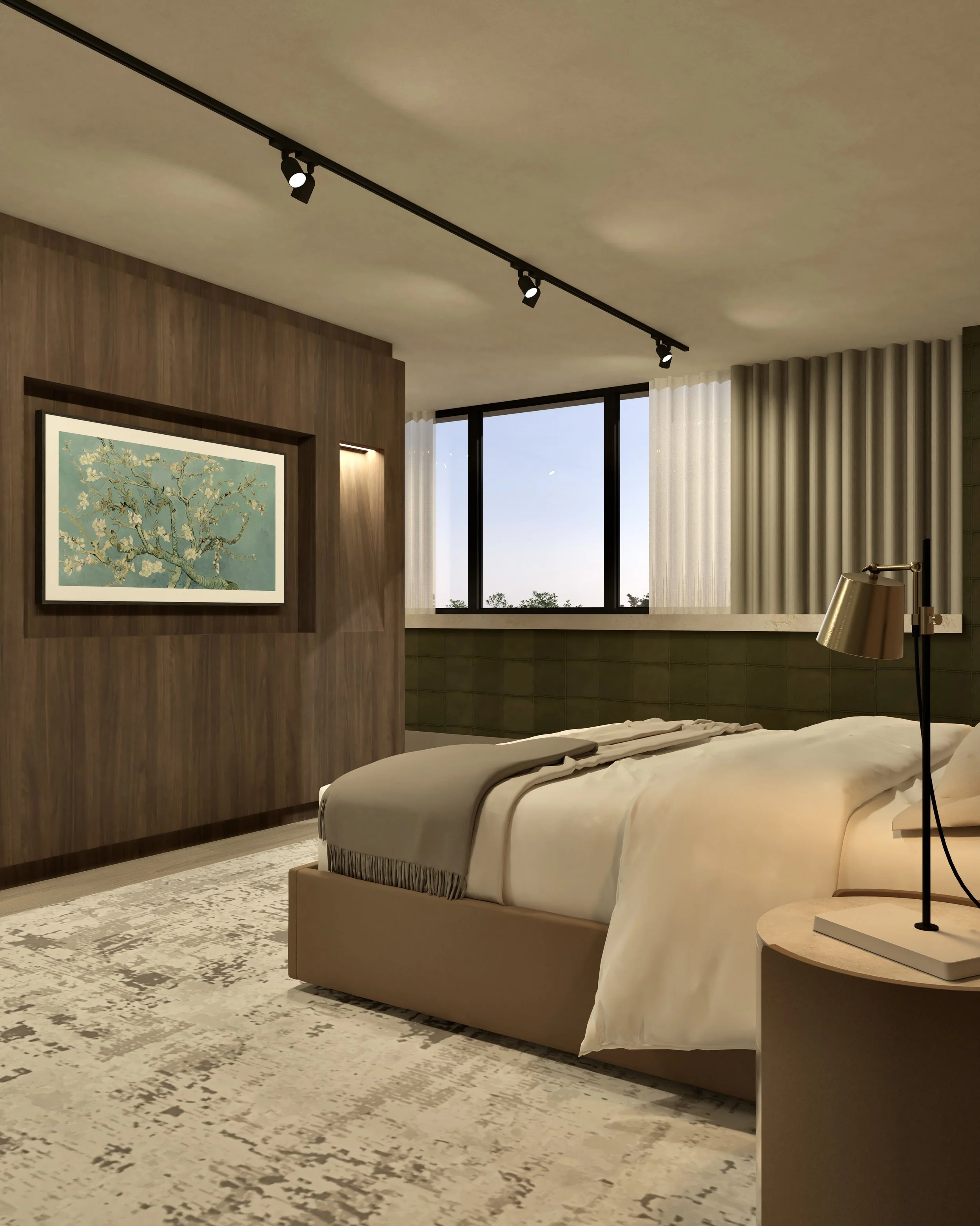 Een slaapkamer met een bed, nachtlampje, houten accentmuur, grote ramen met witte gordijnen en een kunstwerk van een boom.