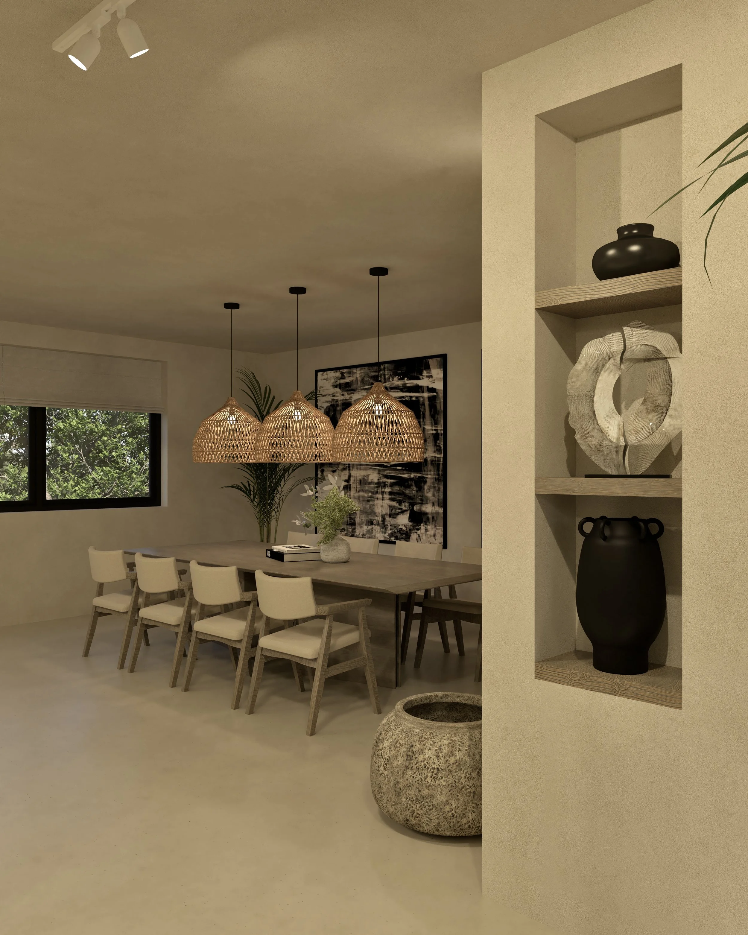 Een duurzame eetkamer met een grote houten tafel, acht beige stoelen, drie hanglampen gemaakt van geweven materiaal, een raam met uitzicht op groene bladeren, een wand met kunstwerk, en ingebouwde nis met decoratieve vazen en een plant.