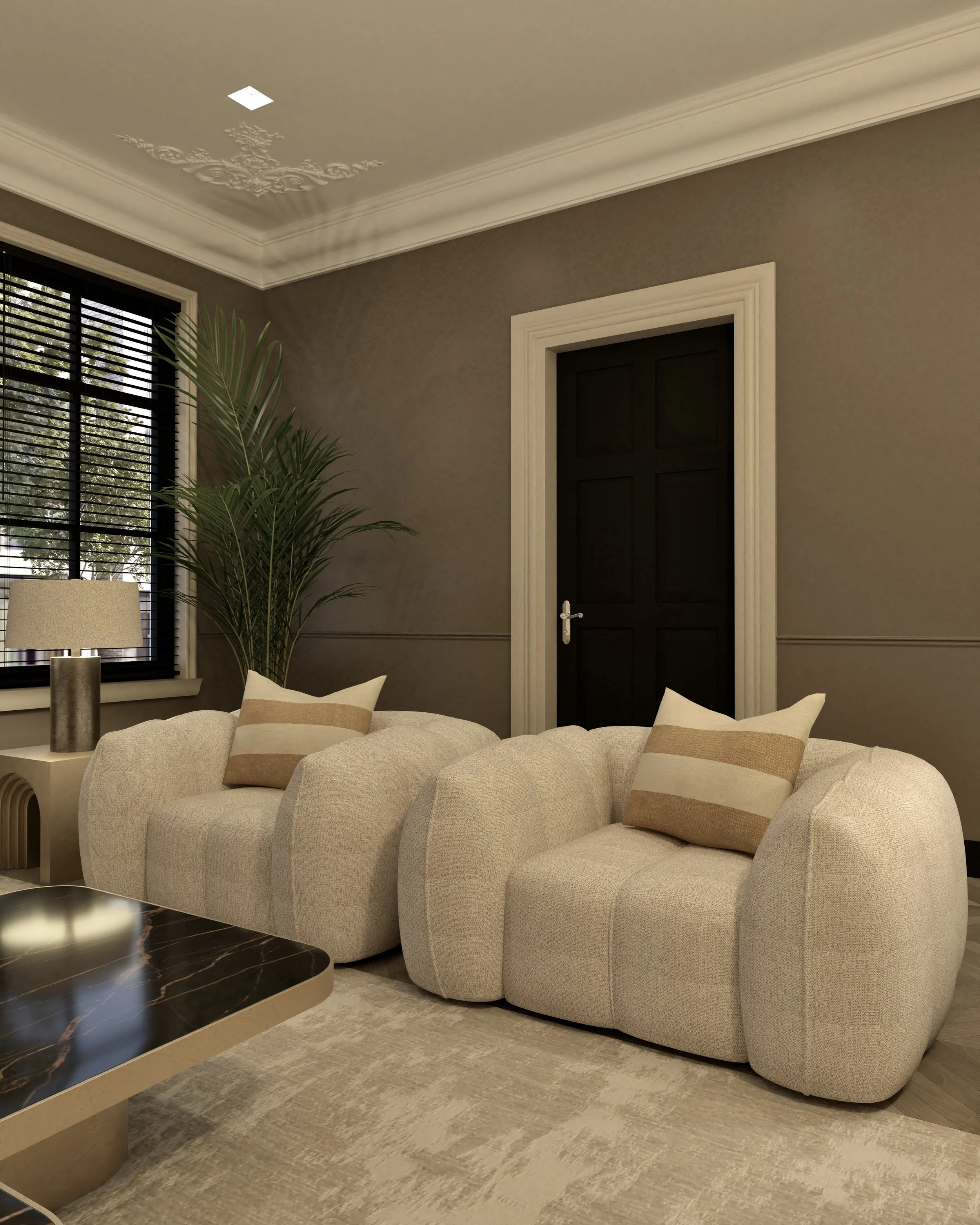 Een gezellige woonkamer met beige bank, kussens, een zwarte salontafel, een tafel met een lamp, grote raam met luiken, een groene plant en een gesloten zwarte deur met witte lijst.