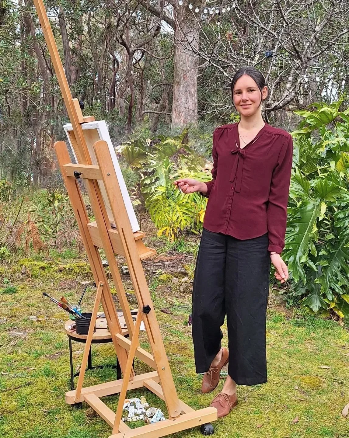 I've recently started offering live wedding portraits, a form of performance art where I set up an easel and paint the couple as the day unfolds 🍃 
If you're interested in my work, check out my website hanpaintslove.com.au 😊
