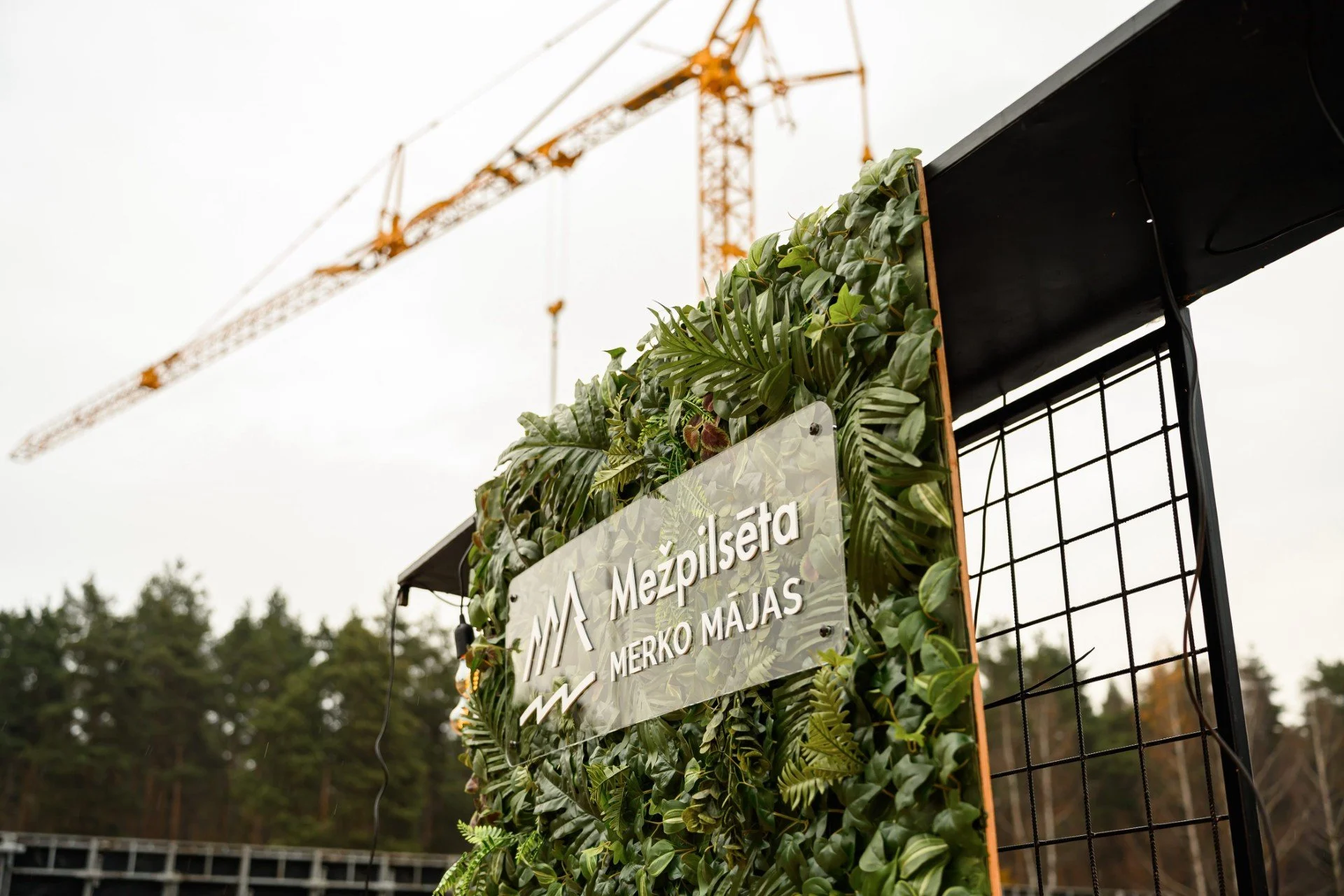 “Merko mājas” turpina izvērst projektu “Mežpilsēta” – trešās kārtas pamatos iemūrē laika kapsulu