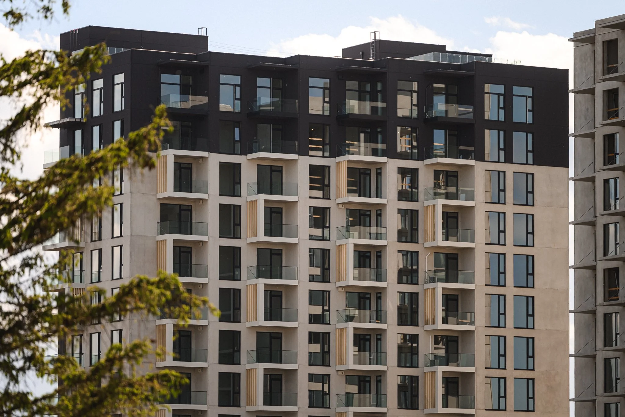 Ekspluatācijā nodota “Merko mājas” dzīvojamo namu projekta “Arena Garden Towers” pirmā ēka