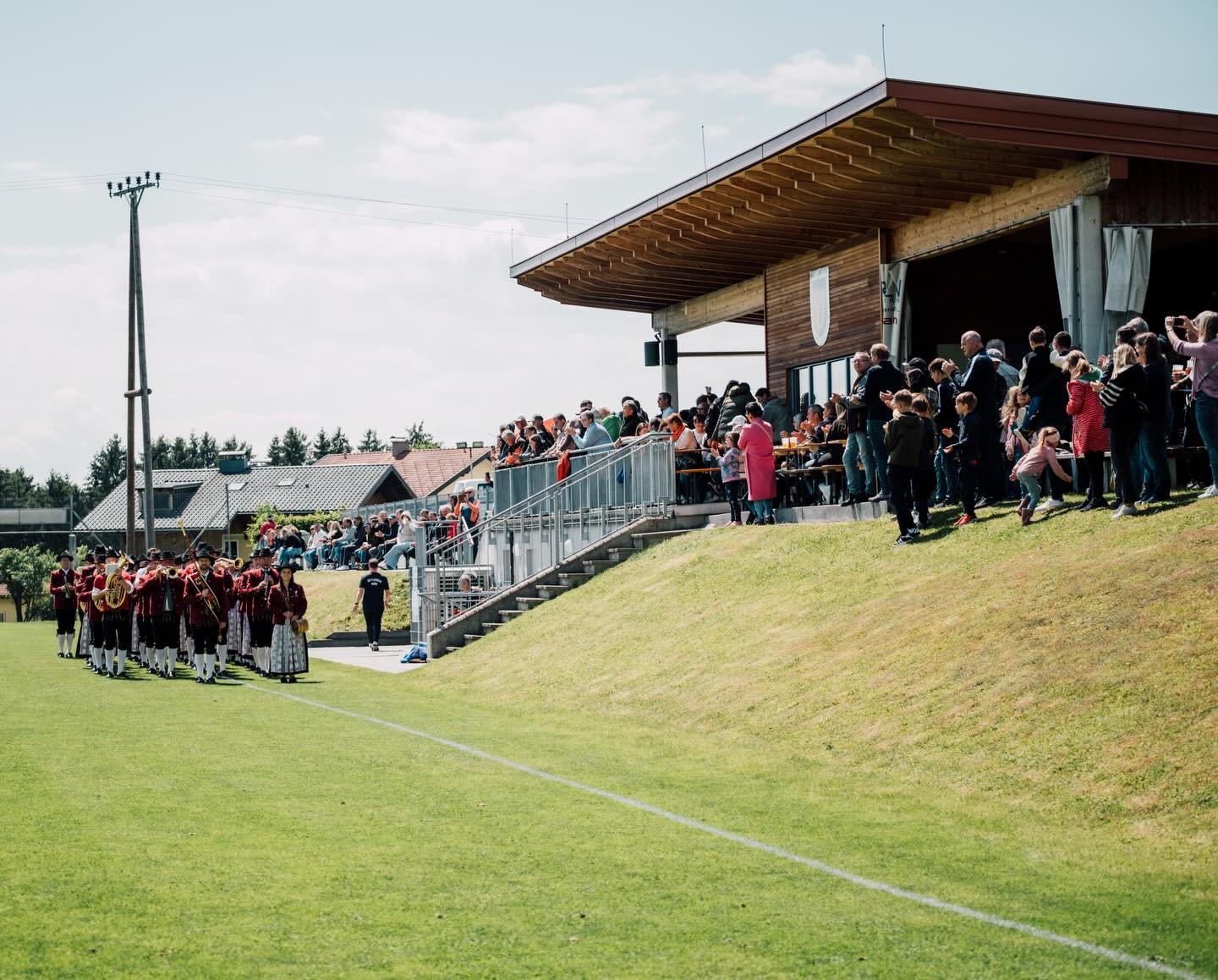 Zuschauermagnet 🔥😍
Unsere SG Perwang / Michaelbeuern ist mit &Oslash; 274 Fans pro Spiel der meistbesuchte Verein der 1. Klasse Nord! 🙌 Danke an alle, die uns Woche f&uuml;r Woche unterst&uuml;tzen &ndash; wir freuen uns auf eine spannende R&uuml;