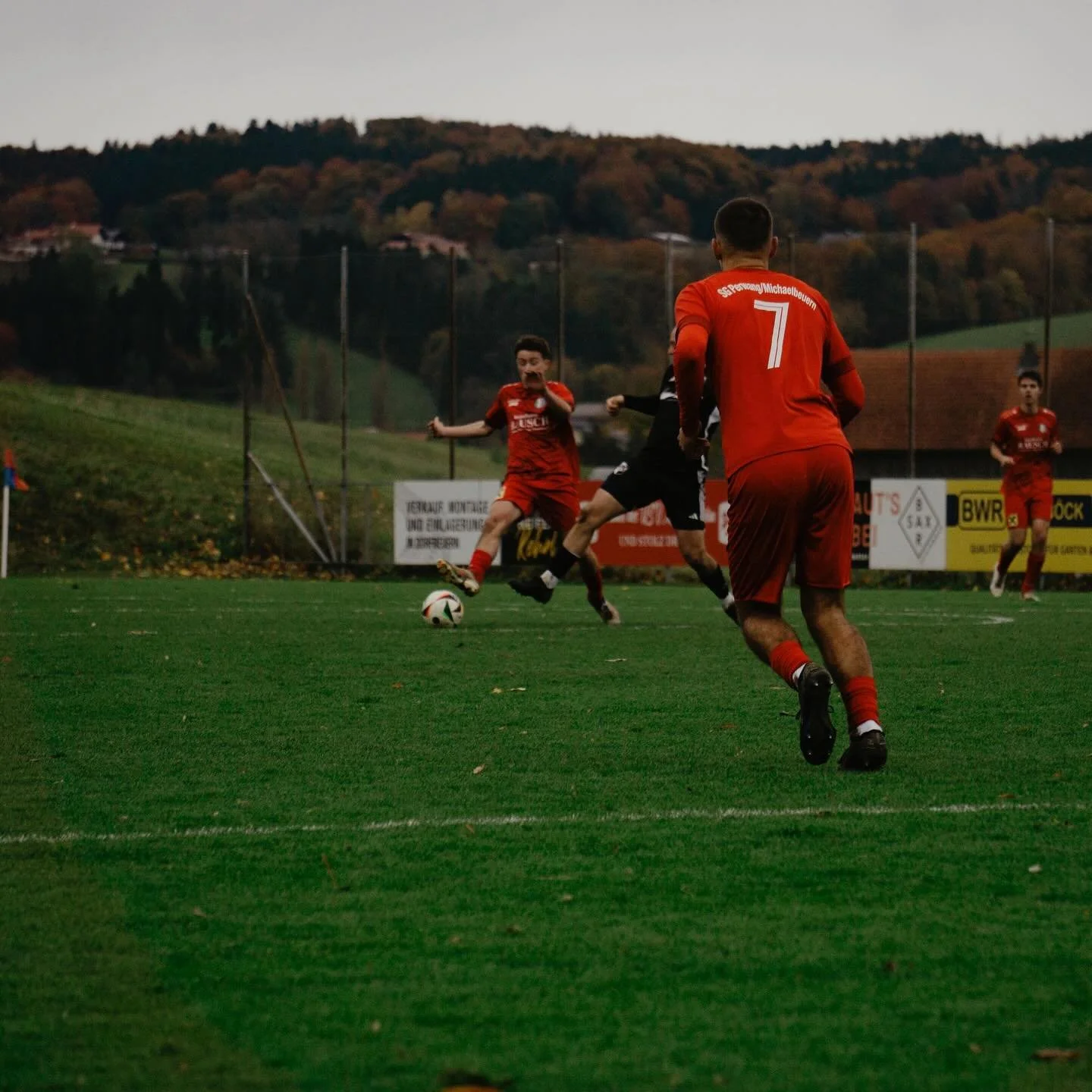 W&auml;hrend sich unsere Reserve die Punkte mit Lamprechtshausen teilt (4:4), kommt unsere Kampfmannschaft leider erneut geh&ouml;rig unter die R&auml;der und verliert am Ende klar mit 1:6.