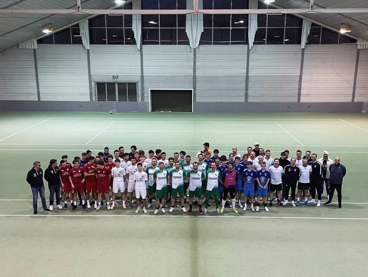 Generationen am Platz, ein gemeinsames Ziel vor Augen: Unser internes Hallenturnier ist seit Jahren der perfekte Start in die Vorbereitung und stand auch diesmal ganz im Zeichen von Teamgeist, jeder Menge Spa&szlig; und gro&szlig;em Ehrgeiz. So kann&