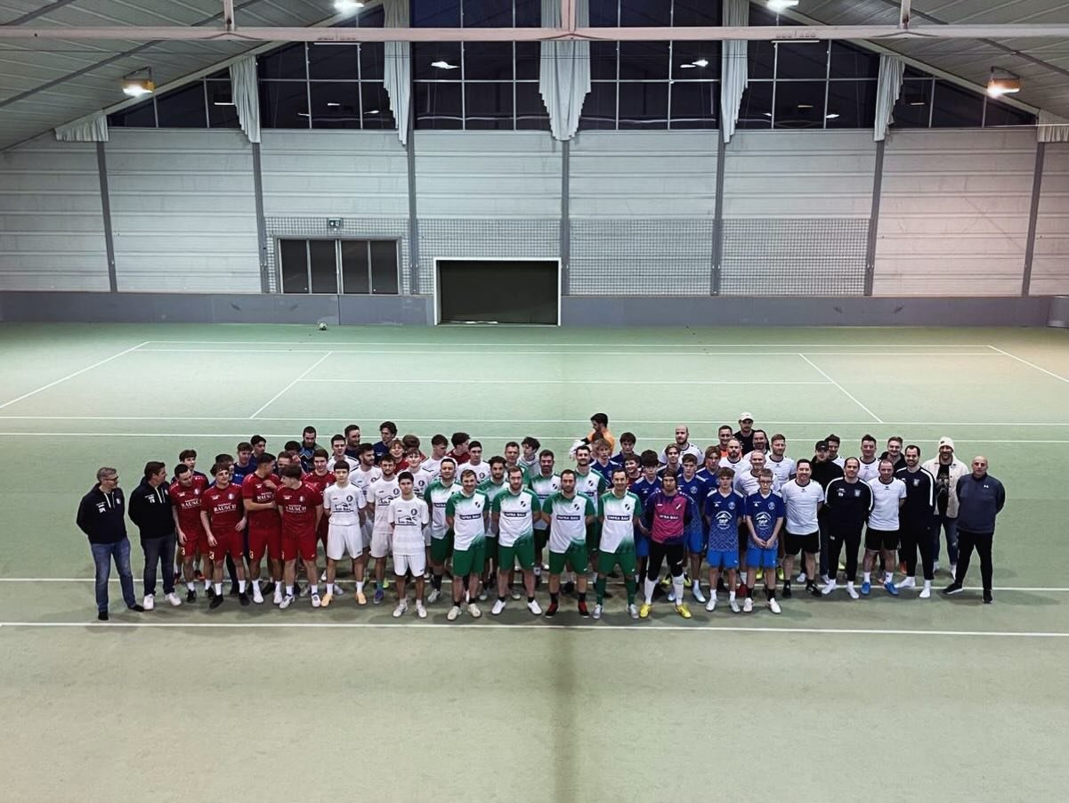 Generationen am Platz, ein gemeinsames Ziel vor Augen: Unser internes Hallenturnier ist seit Jahren der perfekte Start in die Vorbereitung und stand auch diesmal ganz im Zeichen von Teamgeist, jeder Menge Spa&szlig; und gro&szlig;em Ehrgeiz. So kann&
