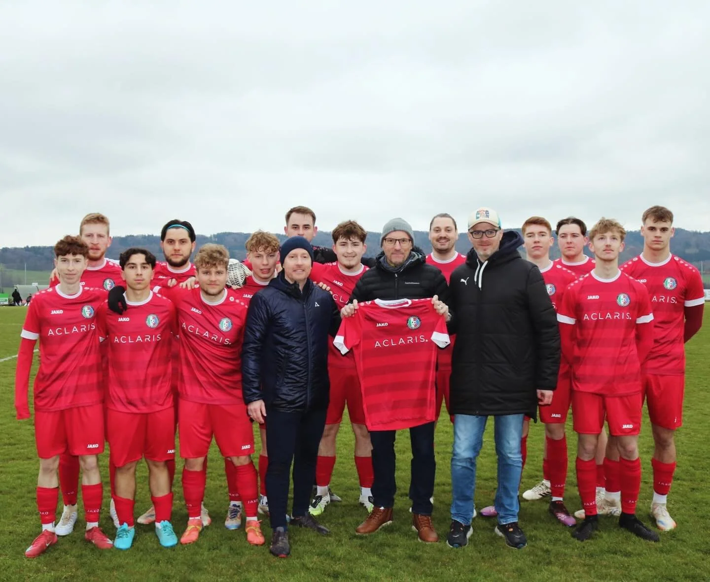 Ein echter Hingucker 👀. Unsere Reserve l&auml;uft ab sofort in neuen Trikots auf. Vielen Dank an unseren langj&auml;hrigen Sponsor Gerold Zinner und die Firma Aclaris f&uuml;r die gro&szlig;z&uuml;gige Unterst&uuml;tzung! 🙌
