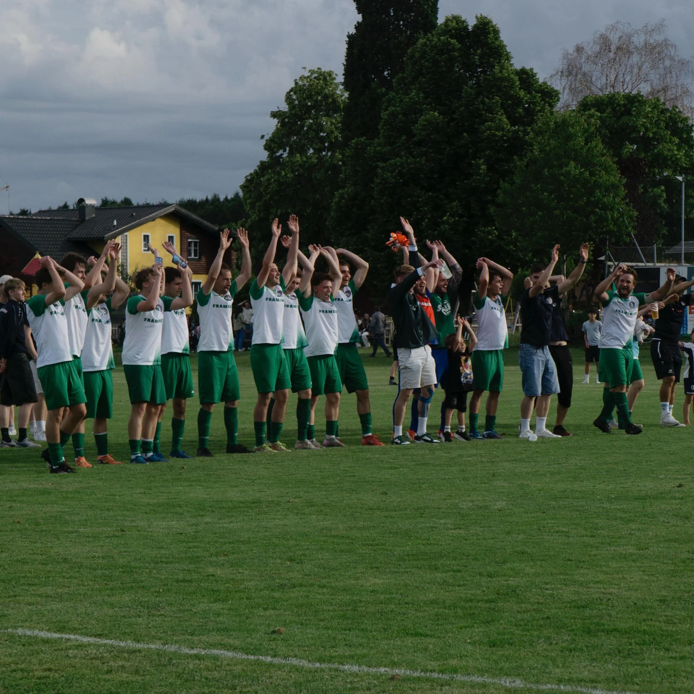 Klassenerhalt fixiert 🥳⚽️! Mit einem &uuml;berzeugenden 2:0-Heimsieg gegen Abtenau sichern sich unsere Jungs den Verbleib in der Liga! Ein riesiges Dankesch&ouml;n an die fast 400 Fans f&uuml;r die gro&szlig;artige Unterst&uuml;tzung! 🙌🔥 #Zuschaue
