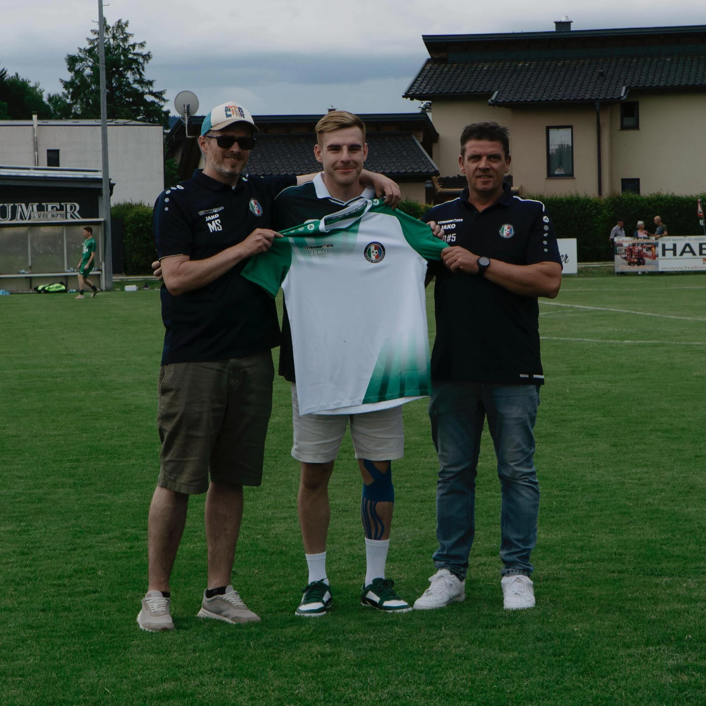 Servus Basti ⚽️🫶🏻
Mit Saisonende endete auch die Karriere von Basti Egger. Nach schweren Verletzungen in den letzten Jahren muss er leider bereits mit 28 Jahren seine Fu&szlig;ballschuhe an den Nagel h&auml;ngen.

55 Tore in 178 KM-Spielen sprechen