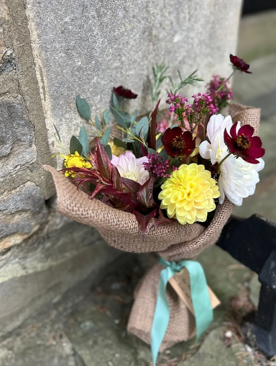 FRIDAY FLORALS 🌸 

I&rsquo;m taking orders for this weeks Friday delivery! Beautiful, wildly gathered bunches of blooms to see you into the weekend. 

I can deliver to East Finchley, North Finchley and Highgate this week. Please note the bouquets wi