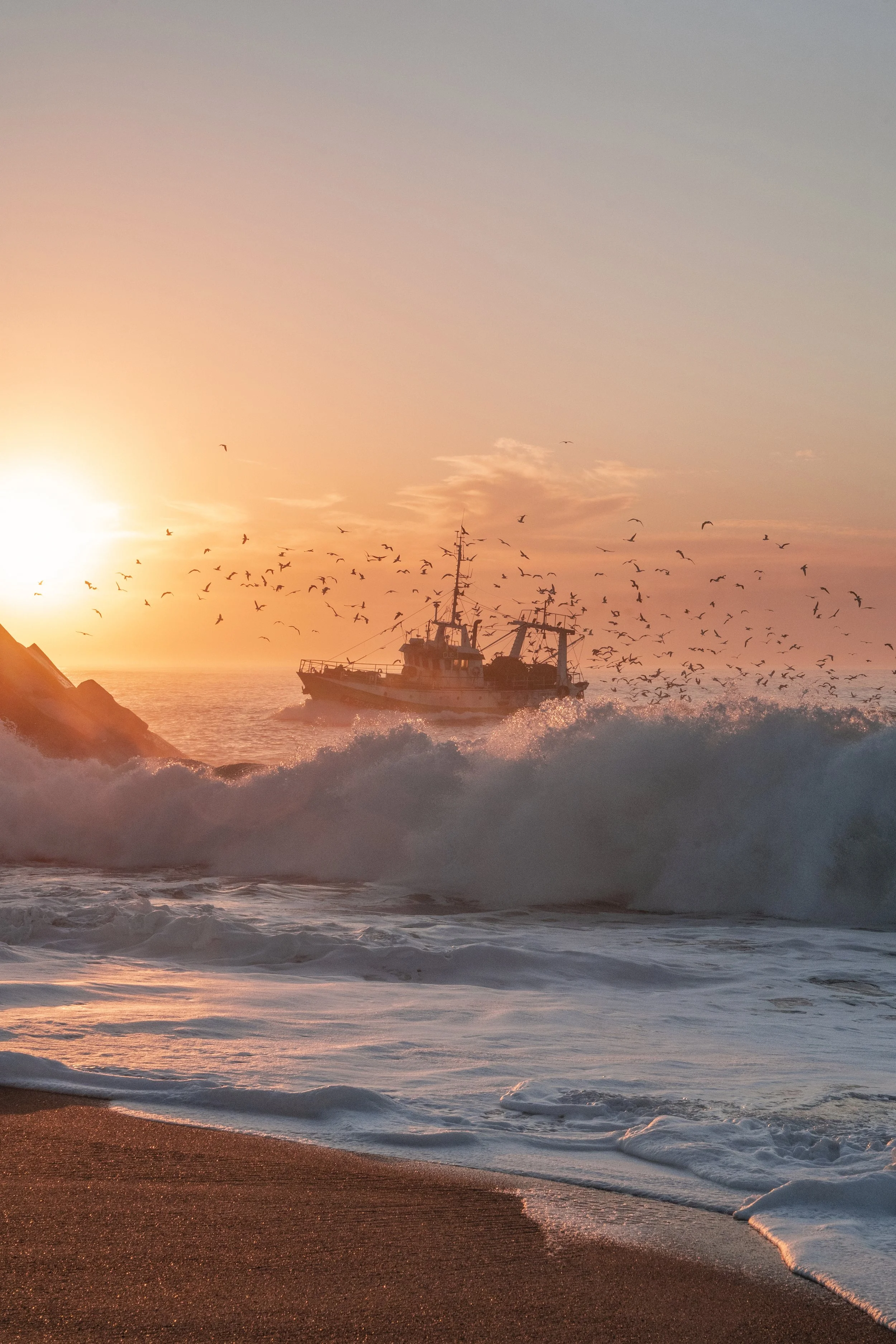 Professional photographer in Portugal, Nike Ossler captured a personal photography series in Nazaré, exploring coastal life through documentary and storytelling imagery.