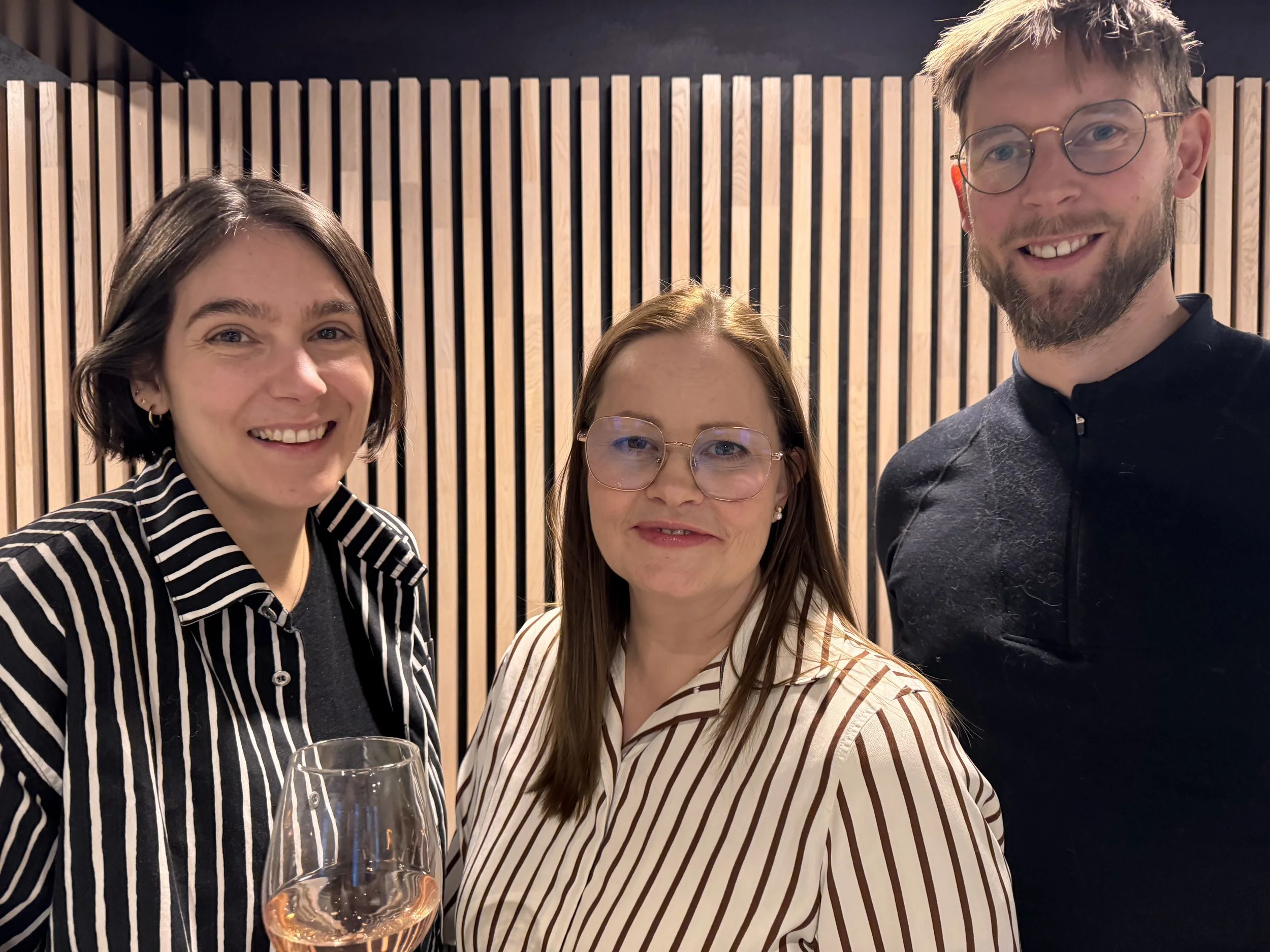 Eierne av Katla Consult, Henrik Lamark og Katarina Unstad, sammen med selger av Bodø Filmfestival, Cathrine Persson.