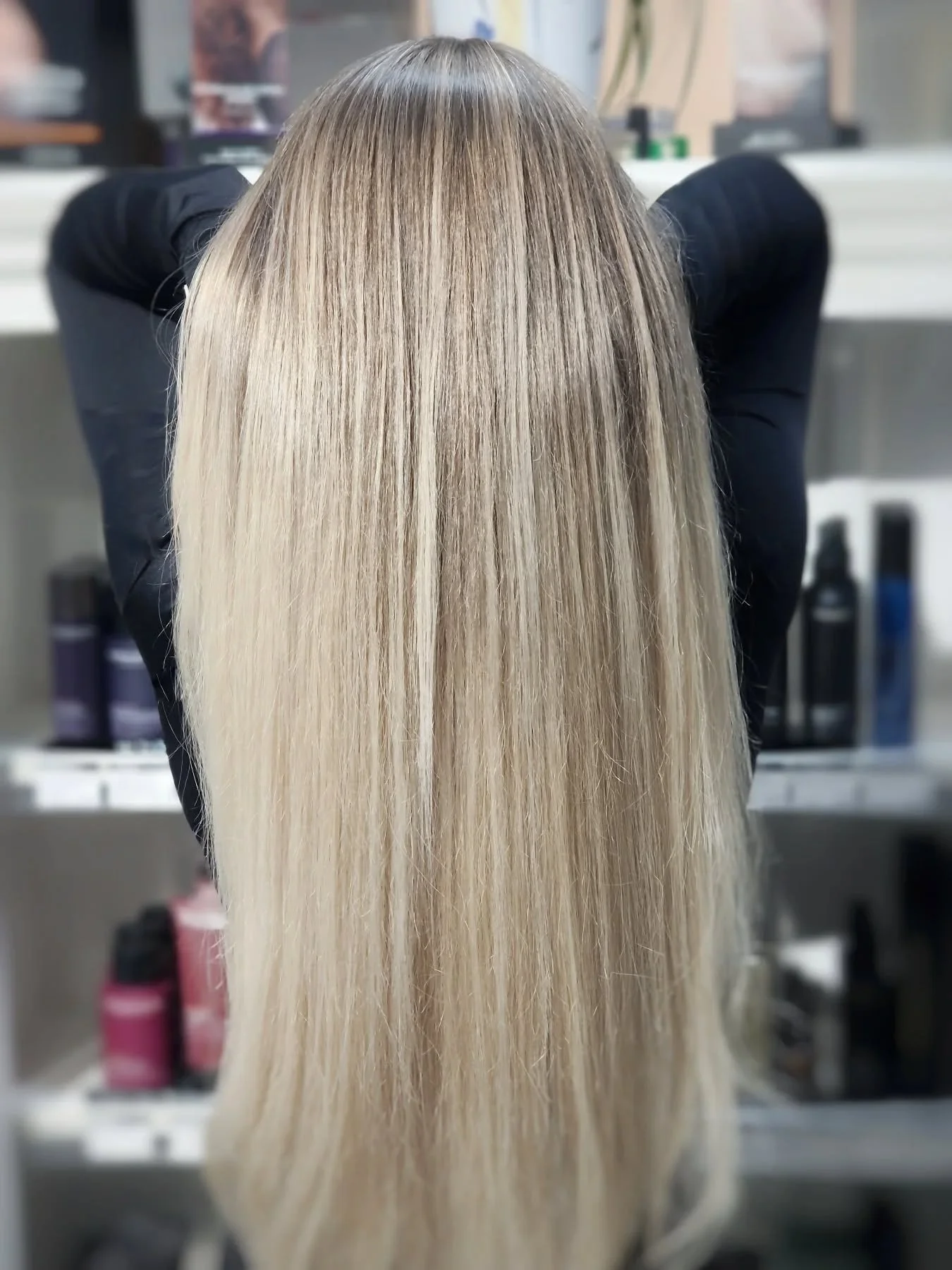 T&auml;n&auml;&auml;n raidoiteltiin t&auml;&auml; upea pitk&auml; hius.😍 Sijoiteltiin laput niin ett&auml; saatiin rikottua tyvikasvun rajaa, mutta p&auml;&auml;m&auml;&auml;r&auml;n&auml; se ett&auml; omaa v&auml;ri&auml; sai j&auml;&auml;d&auml; r