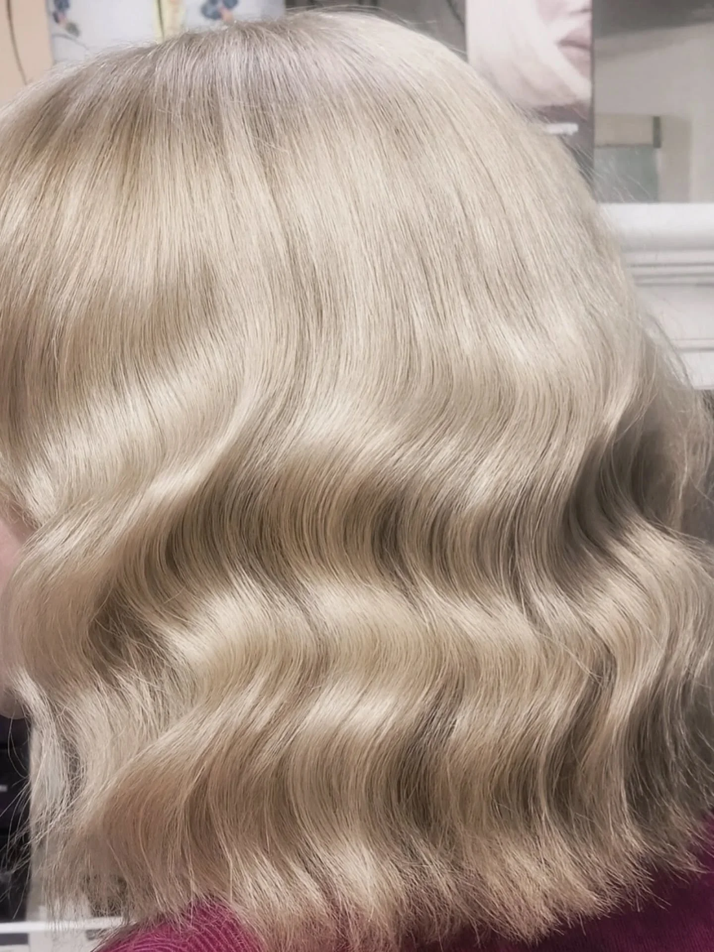 ✨️Highlights✨️

V&auml;ri oli s&auml;ilynyt aikas kauniina aiemmasta kerrasta.😍Ollaan tehty vaalean joukkoon tummempaa raitaa, jolloin lopputulos on pehme&auml;mpi ja luonnollisempi. Pient&auml; s&auml;vyn raikastusta siis ja leikkaus t&auml;h&auml;