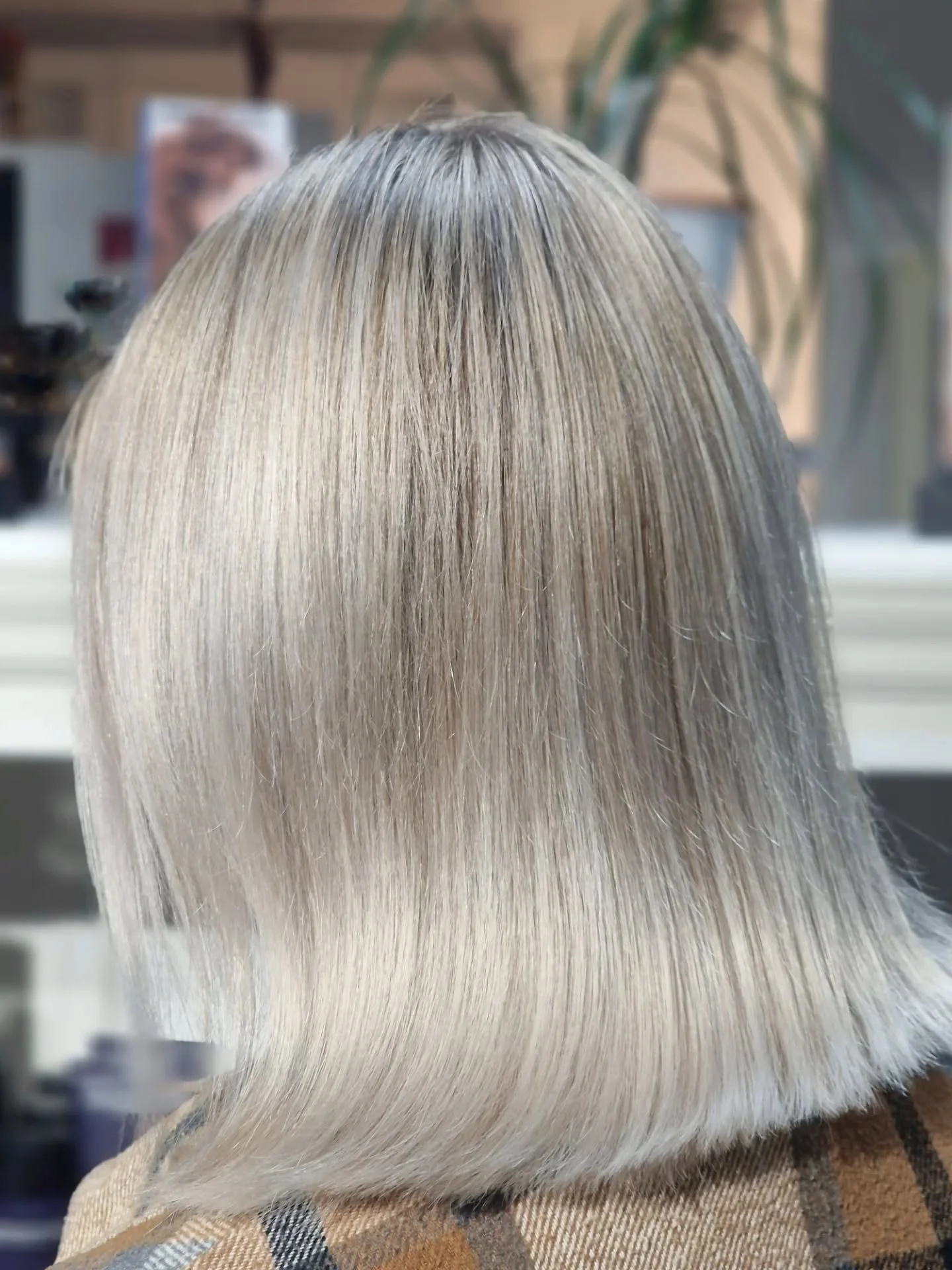 Aloitettiin t&auml;n&auml;&auml;n uuden asiakkaan kanssa projekti kohti tasaisempaa vaaleaa.✨️ Hiuksen tyveen oli j&auml;&auml;nyt l&auml;mp&ouml;&auml; varsinkin niskan alueelle ja l&auml;hdettiin raidottamalla t&auml;t&auml; putsailemaan.  L&auml;m