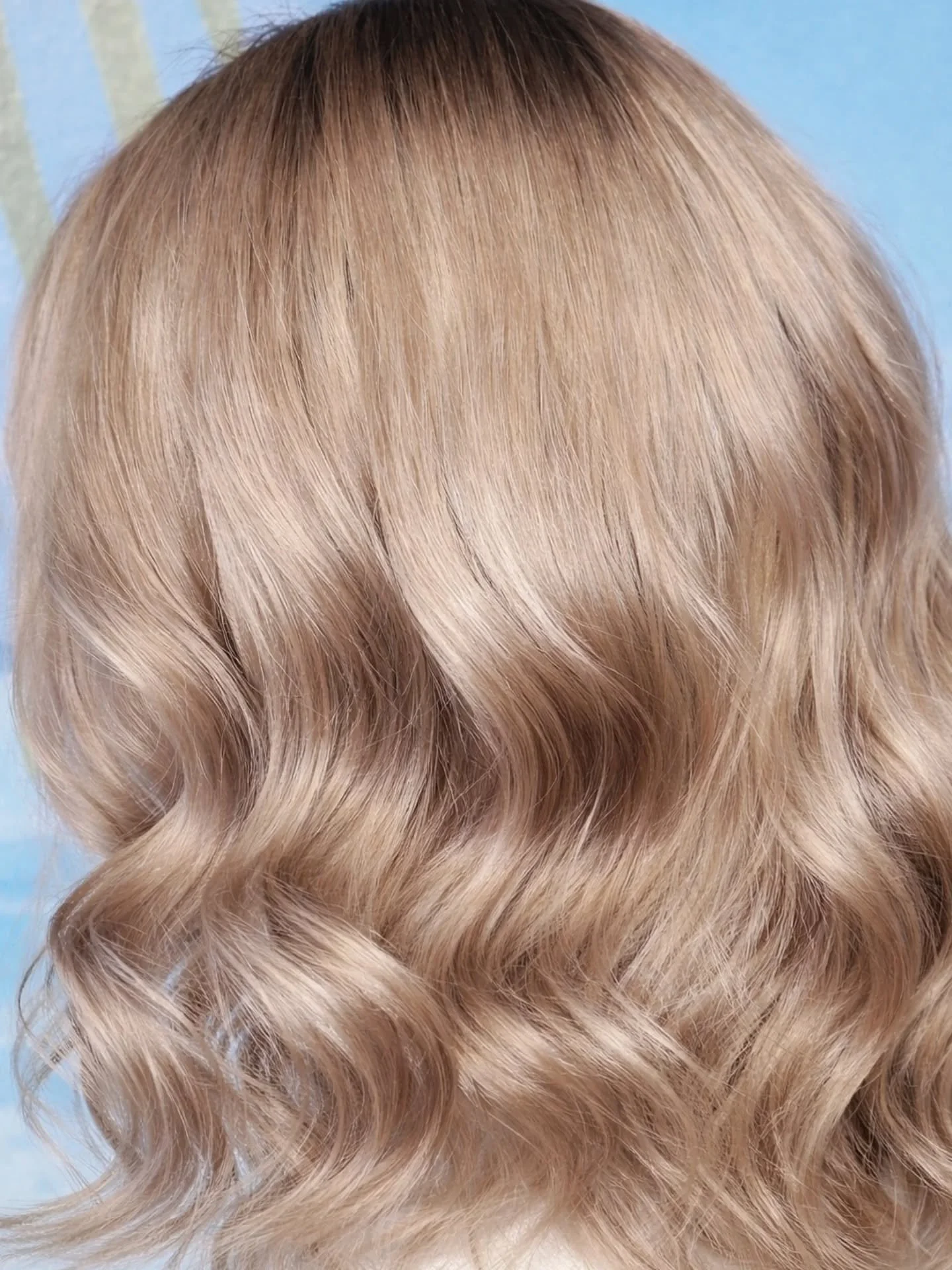 T&auml;&auml; hius oli viel&auml; loppukes&auml;st&auml; tumma! Nyt ollaan p&auml;&auml;sty aika kauniiseen vaaleaan s&auml;vyyn, kuitenkin tumman kontrastin tyvell&auml; s&auml;ilytt&auml;en.✨️😊

Viel&auml; kerke&auml;&auml; laittaa hiukset ennen j