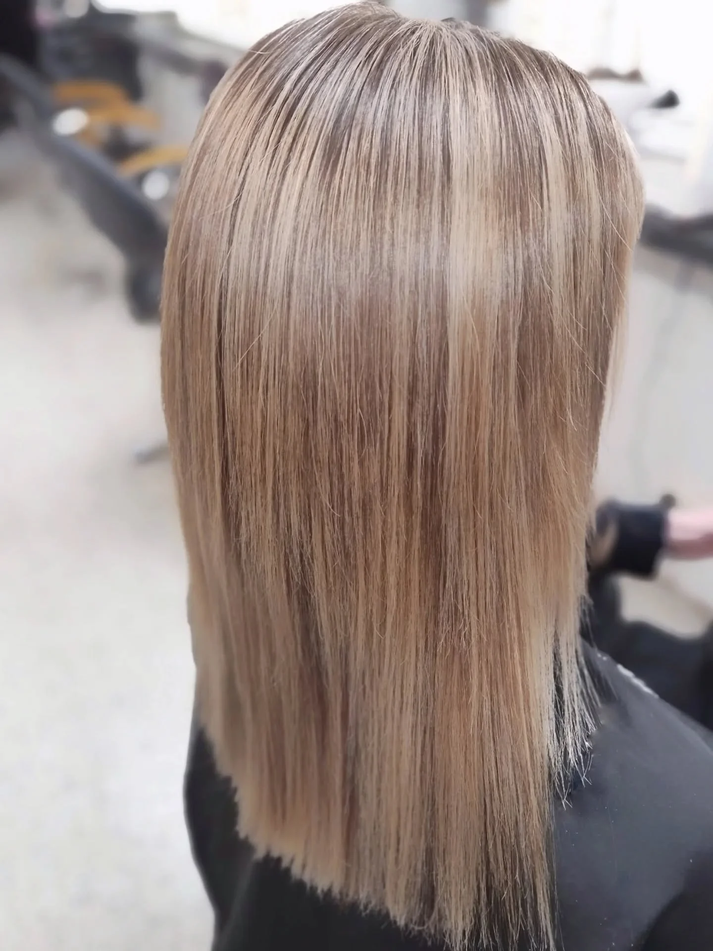 Sama tukka ennen f&ouml;&ouml;ni&auml; ja f&ouml;&ouml;nauksen j&auml;lkeen.✨️ 
Hius saattaa kosteana n&auml;ytt&auml;&auml; hyvinkin tummalta, mutta kummasti kokonaisuus aina kirkastuu kuivauksen j&auml;lkeen.🤍
Siksi lopputuloksenkin pystyy n&auml;