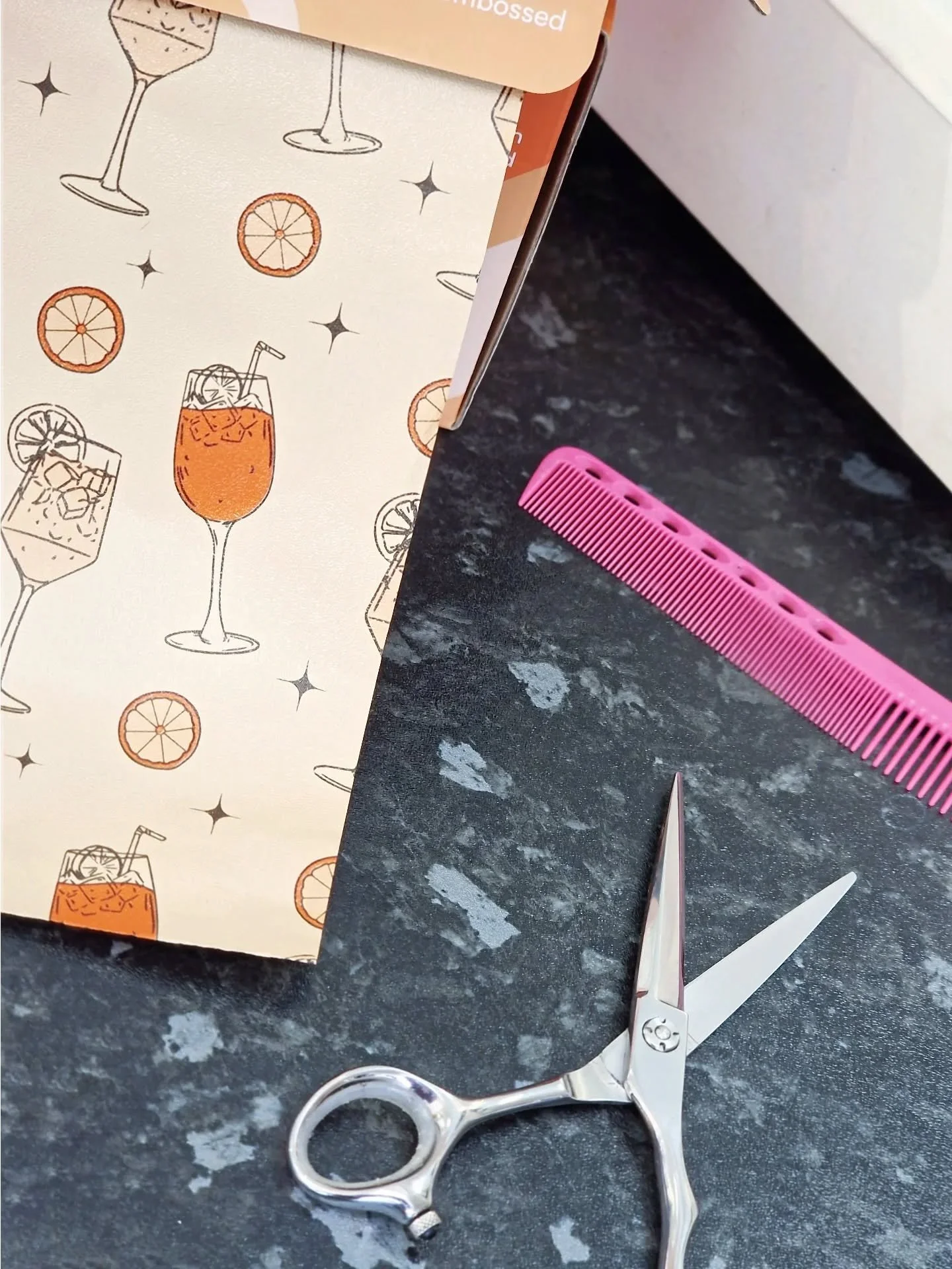 Kev&auml;t etenee kovaa vauhtia.🤍 
Talven ja kovien pakkasten j&auml;lkeen meid&auml;n hiukset kaipaavat huomiota.❄️ Suunnitellaanko yhdess&auml; sulle kev&auml;look?🥰 Laita viesti&auml; tai varaa aika suoraan kalenterista.

#kampaajajyv&auml;skyl&