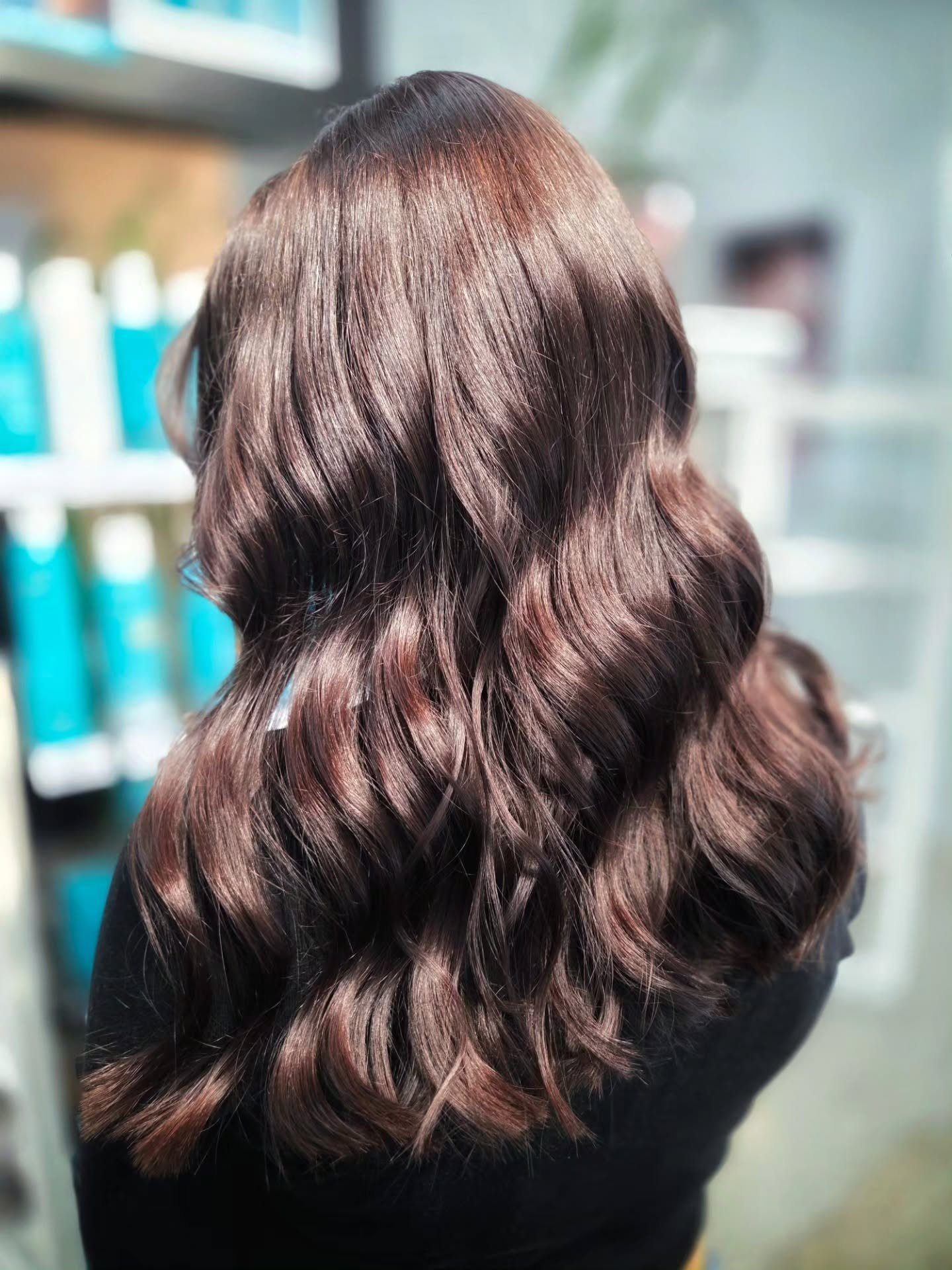 Brownie brunette.🍫

Kiilto ja upea s&auml;vy palautettu Cutrin Aurora-v&auml;risarjan avulla.😍 Hiuksiin saatiin upea t&auml;ytel&auml;inen v&auml;ri.

#cutrin #kampaajajyv&auml;skyl&auml; #brownhair #browniehair  #jyv&auml;skyl&auml;